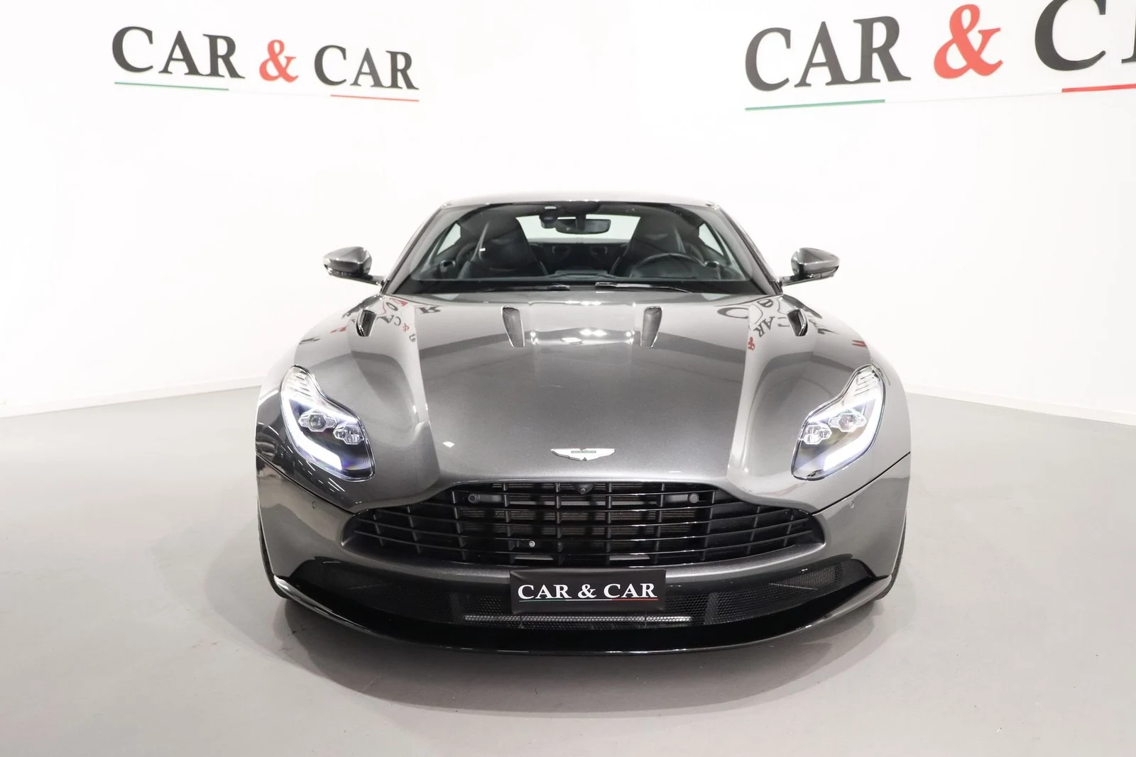 Aston Martin DB11 V12, 3/10