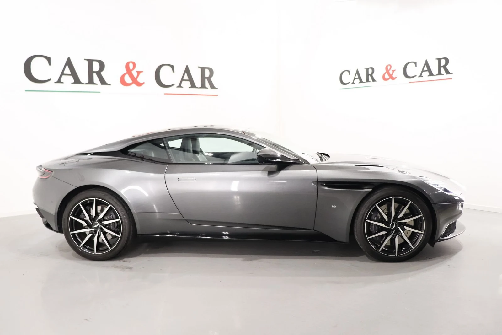 Aston Martin DB11 V12, 5/10