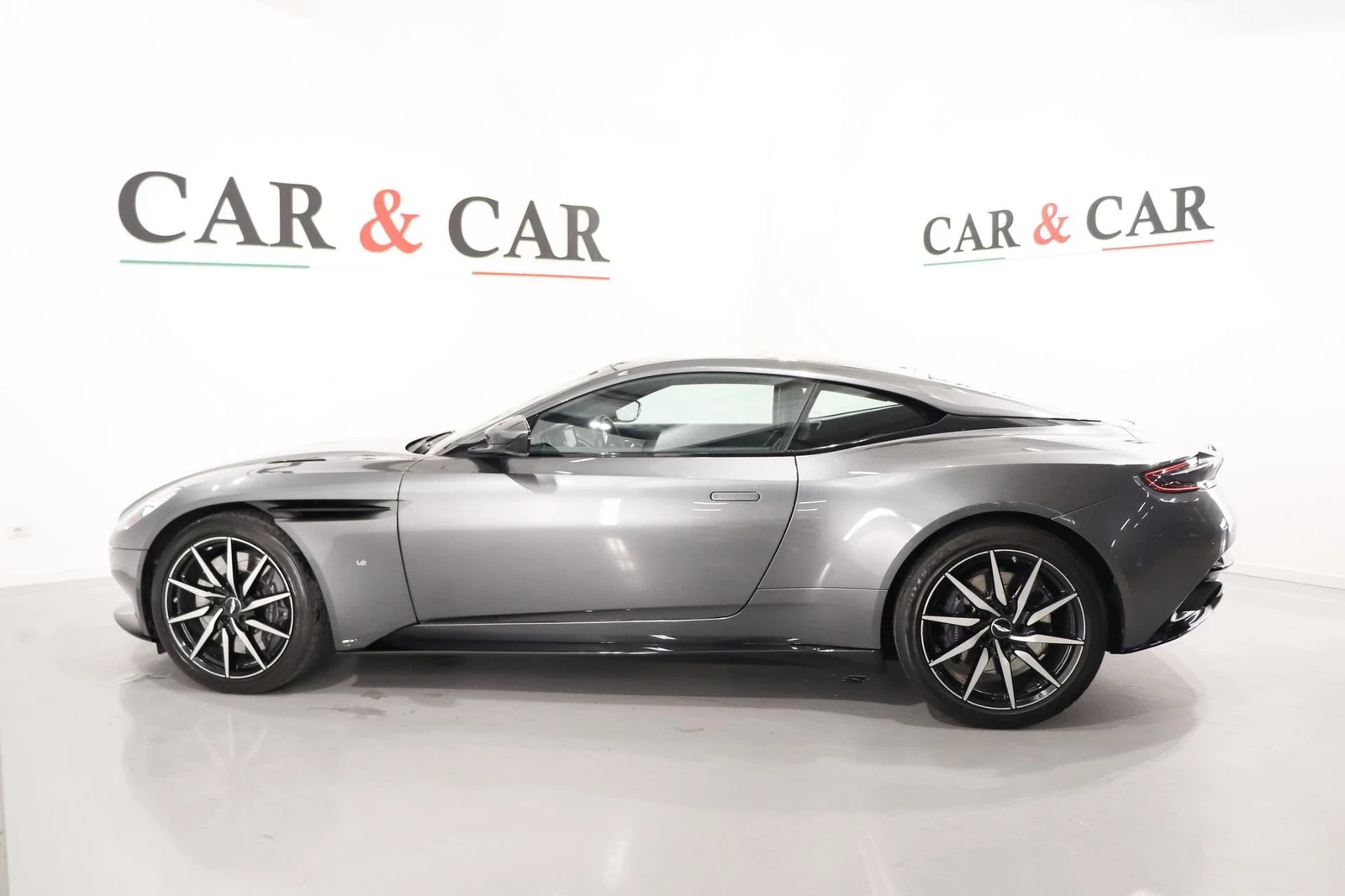 Aston Martin DB11 V12, 6/10
