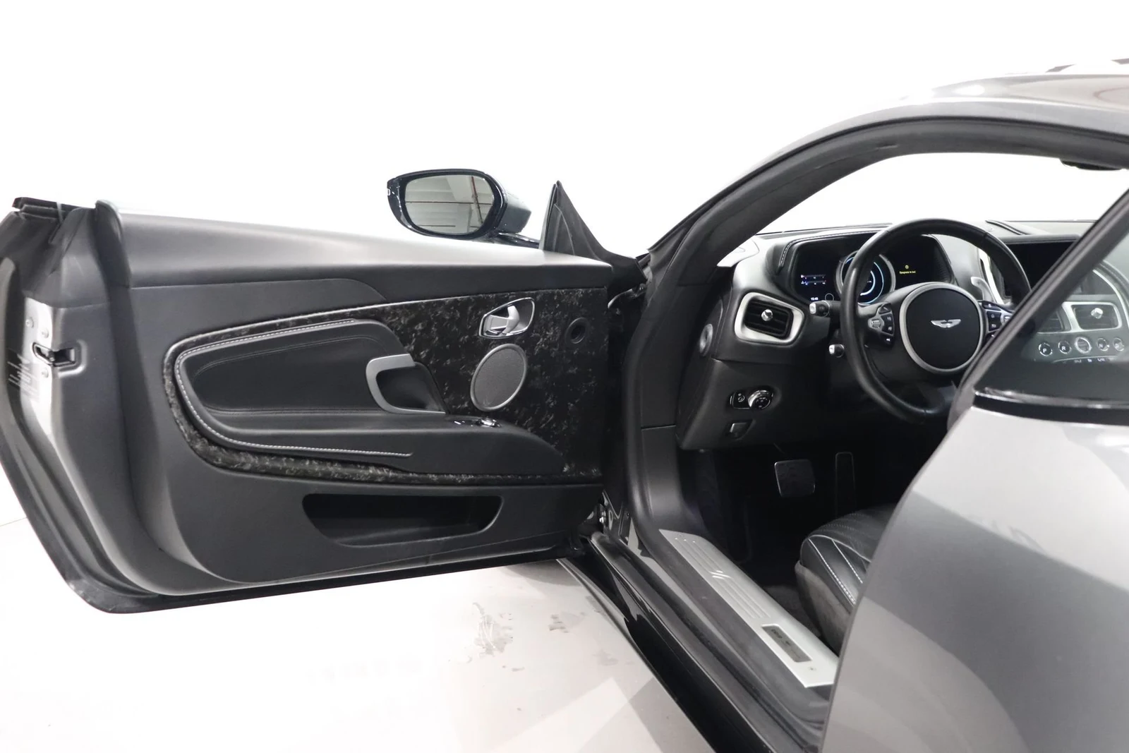 Aston Martin DB11 V12, 8/10