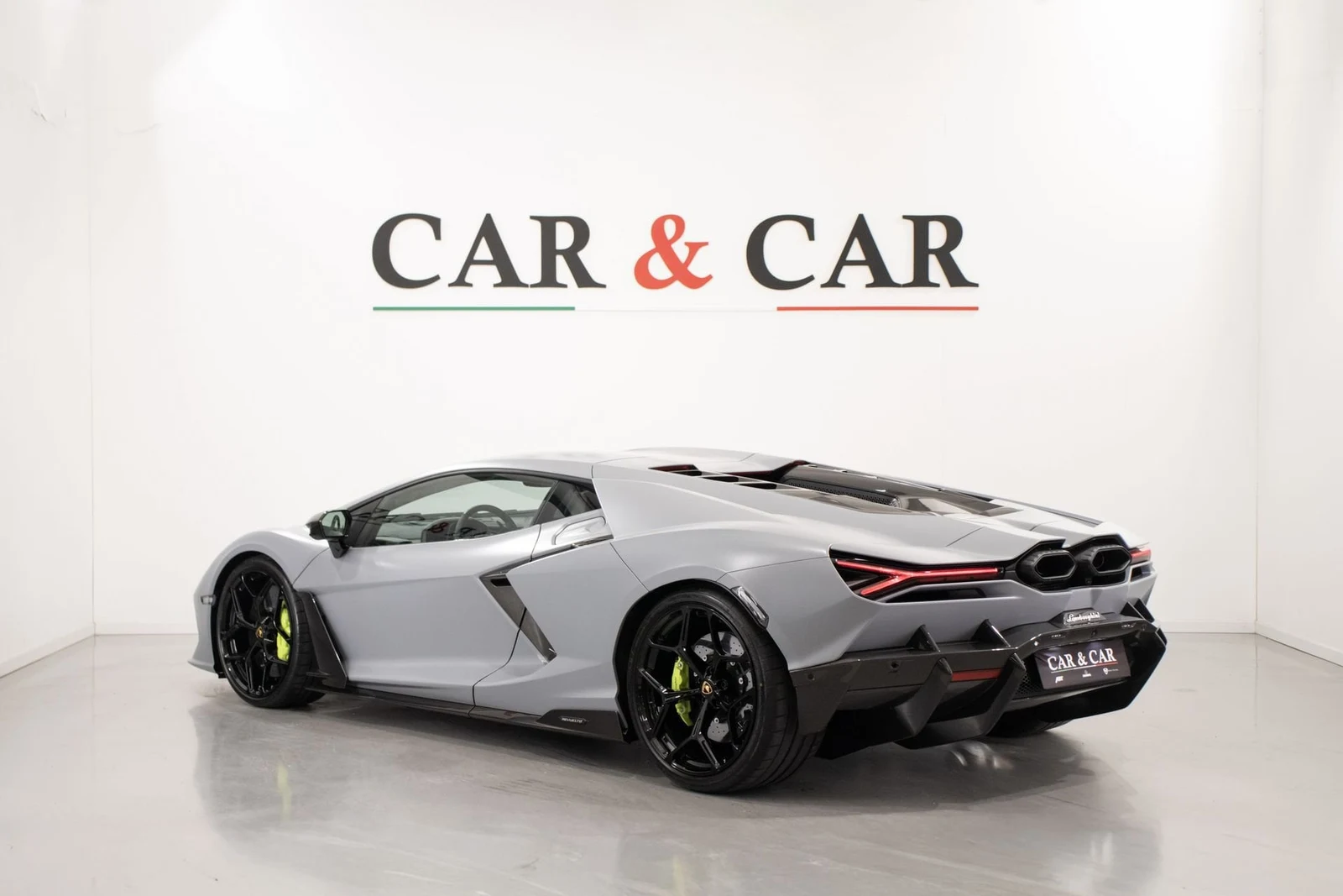 Lamborghini Revuelto, 2/10