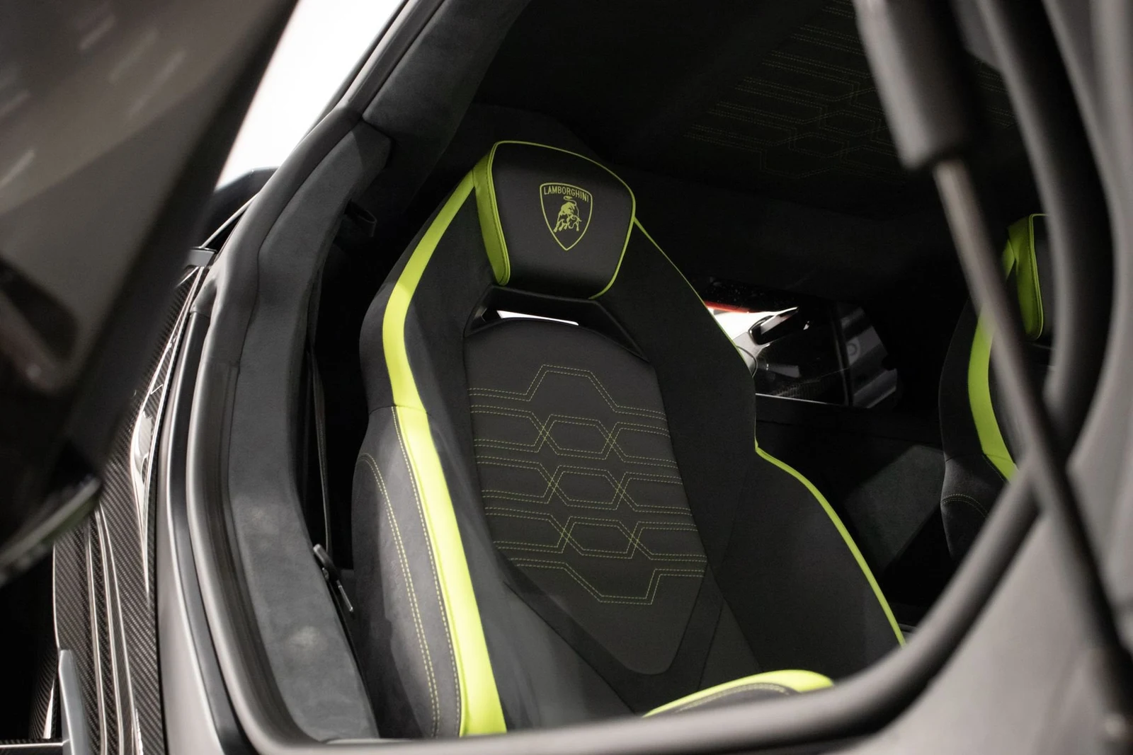 Lamborghini Revuelto, 8/10