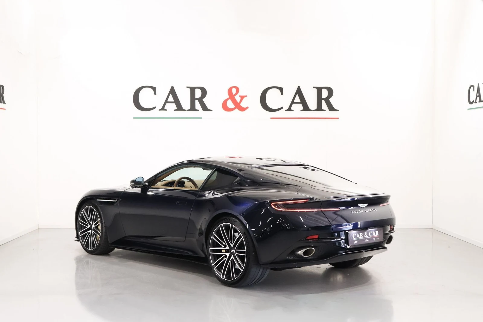 Aston Martin DB12, 2/10