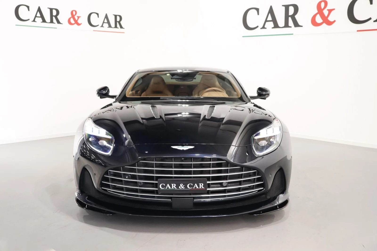 Aston Martin DB12, 3/10