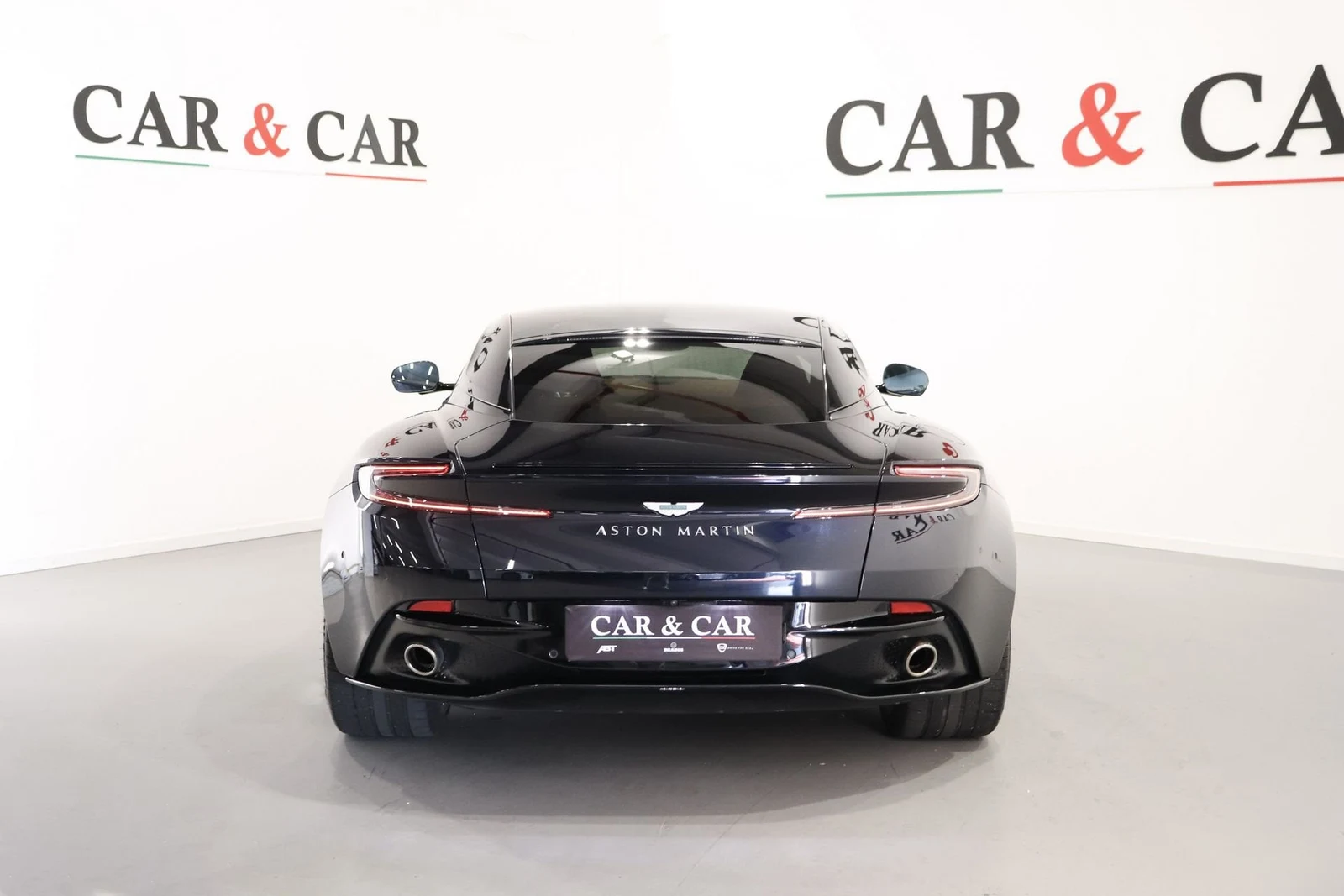 Aston Martin DB12, 4/10