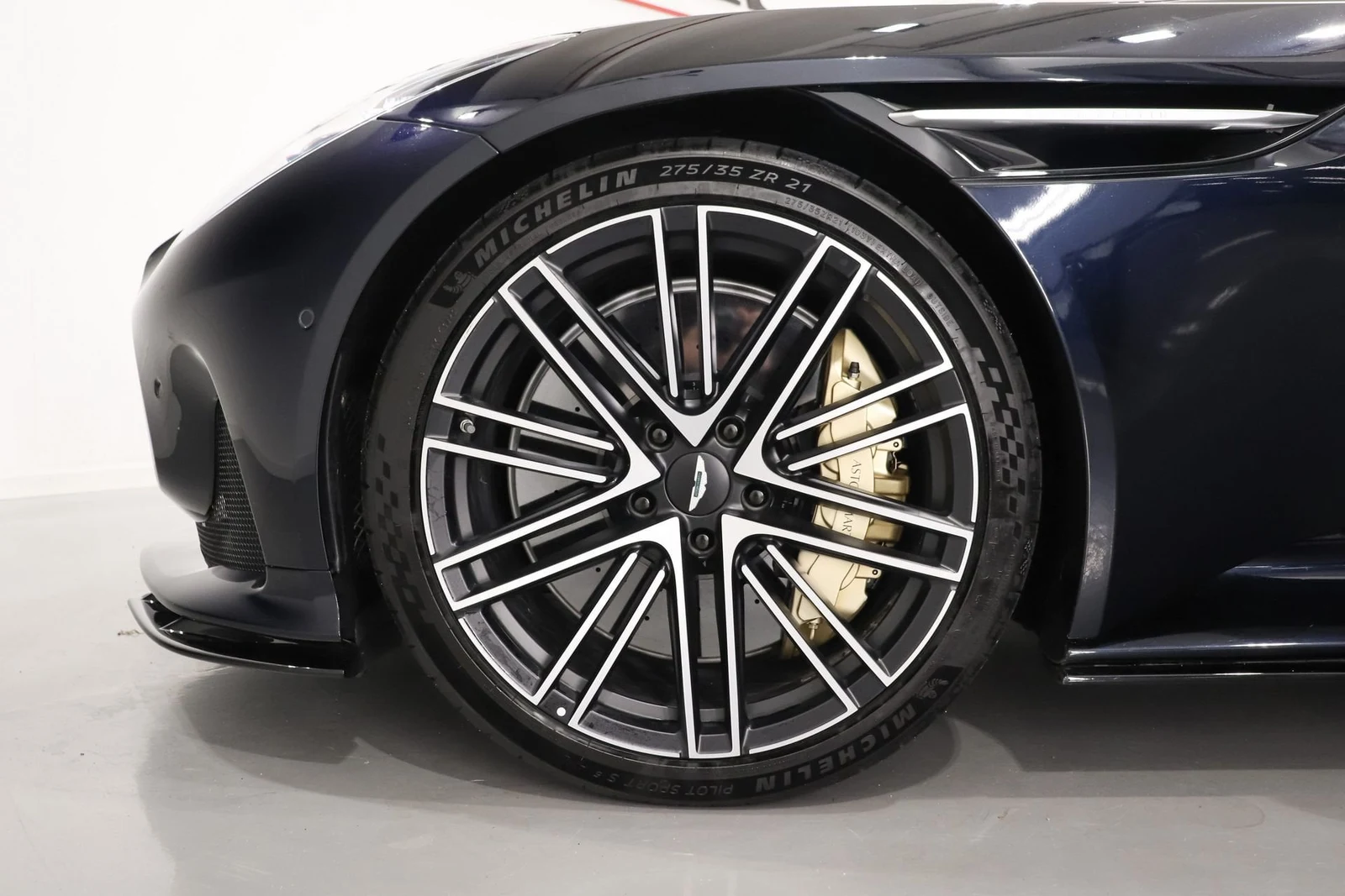 Aston Martin DB12, 7/10
