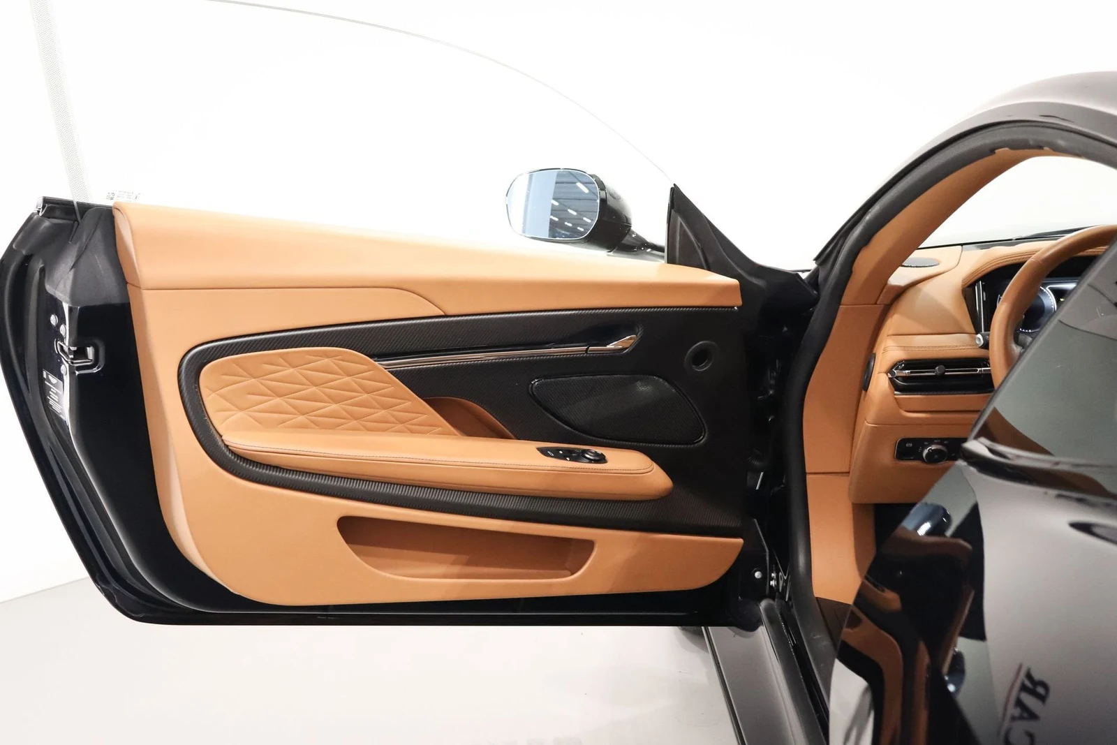 Aston Martin DB12, 8/10