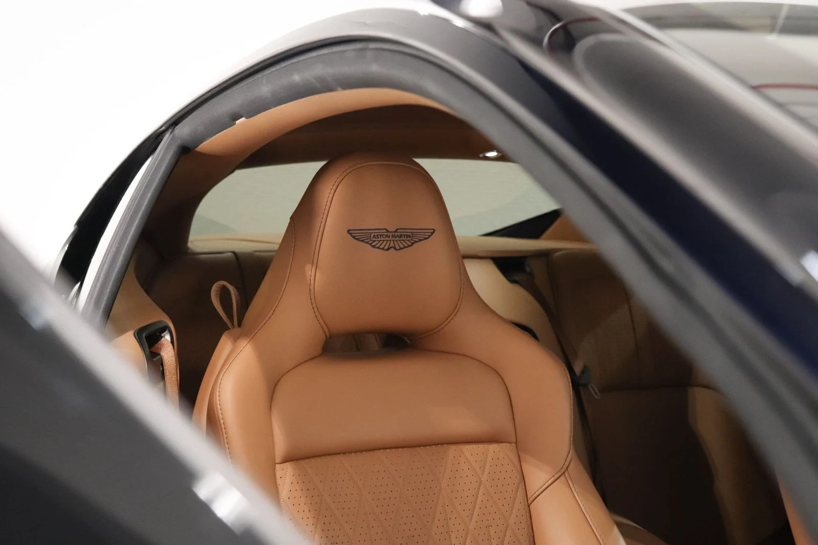 Aston Martin DB12, 9/10