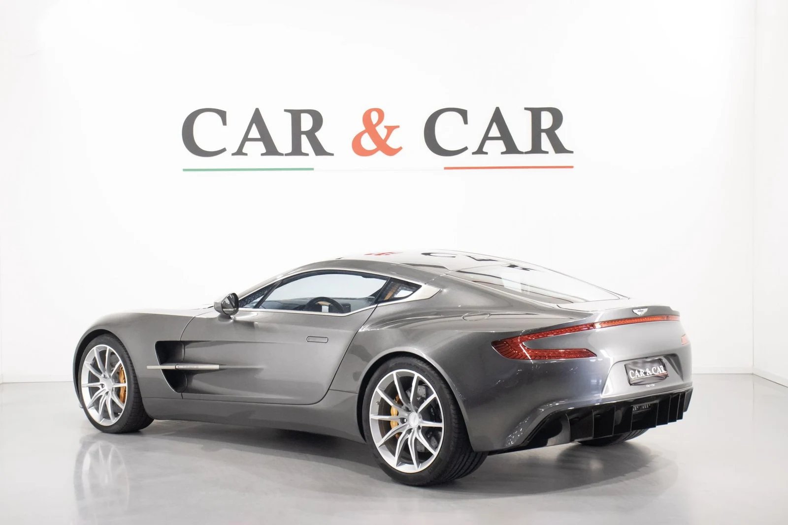 Aston Martin One-77, 2/10