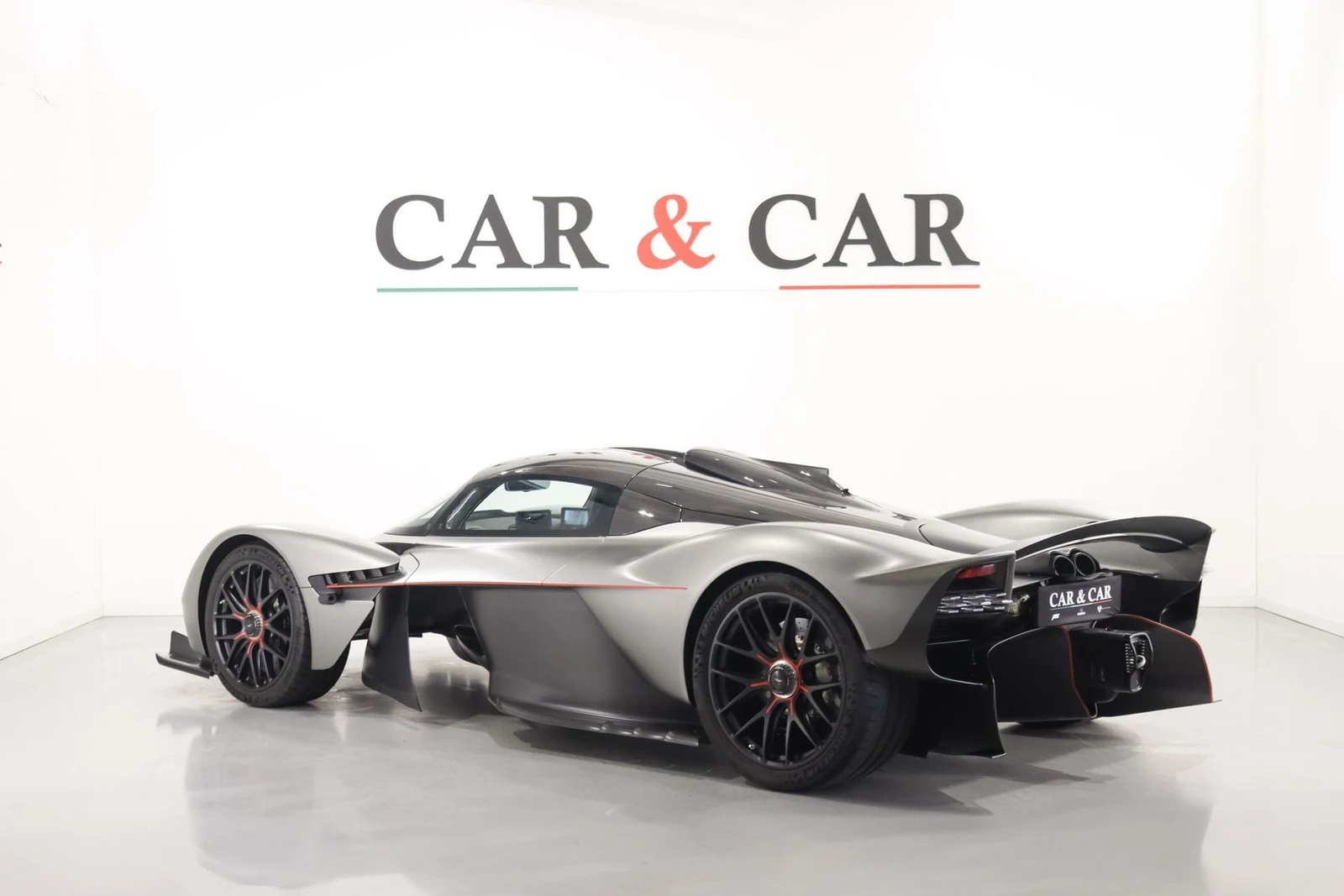 Aston Martin Valkyrie, 2/10