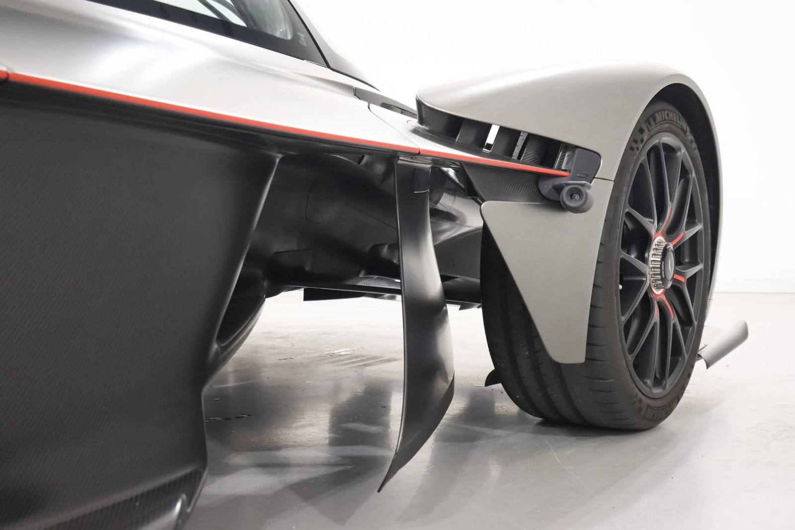 Aston Martin Valkyrie, 8/10