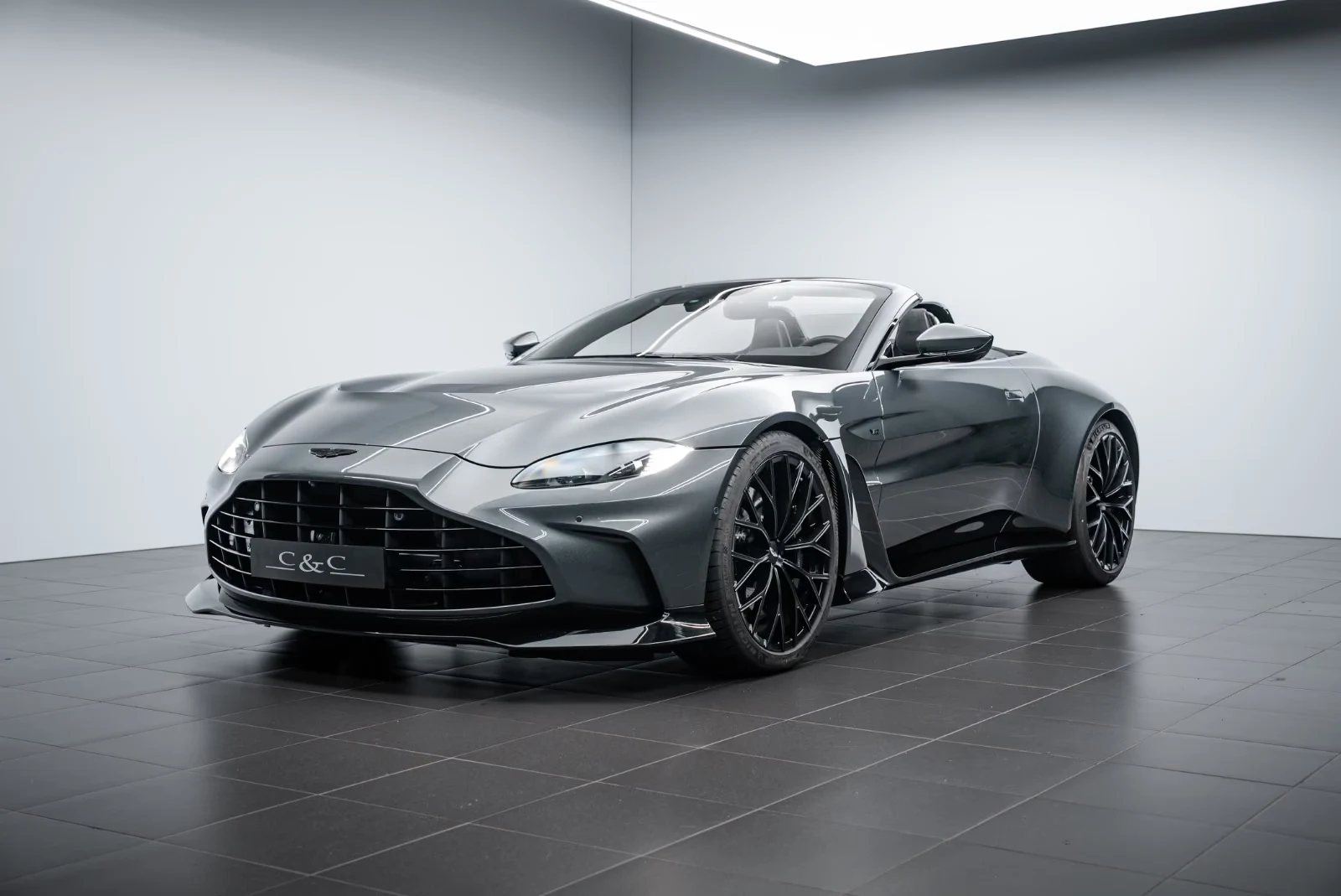 2023 Aston Martin V12 Vantage Roadster, 2/23