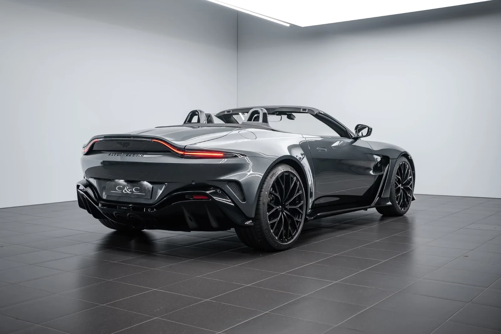 2023 Aston Martin V12 Vantage Roadster, 3/23