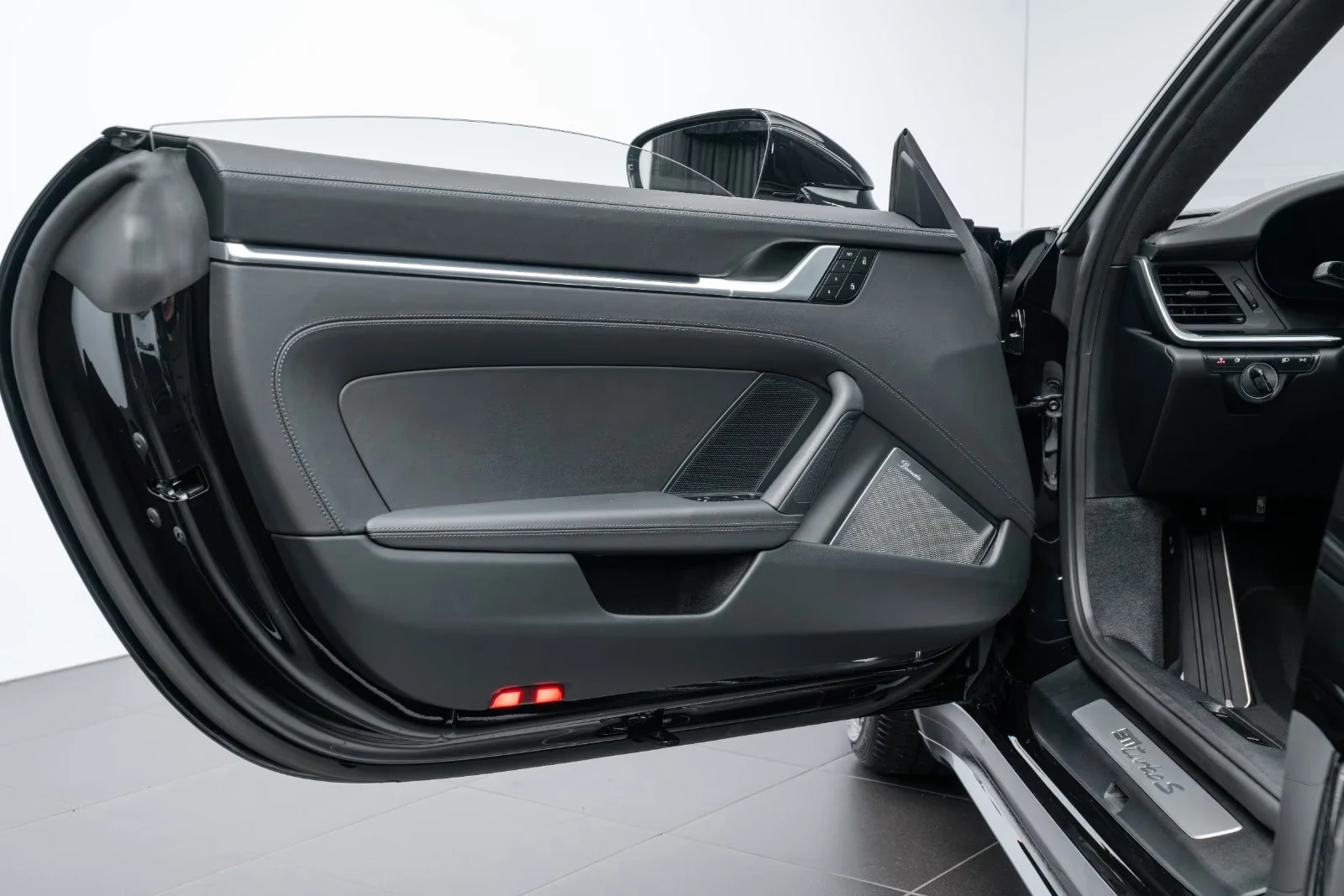 2023 Porsche 911 (992) Turbo S, 18/25