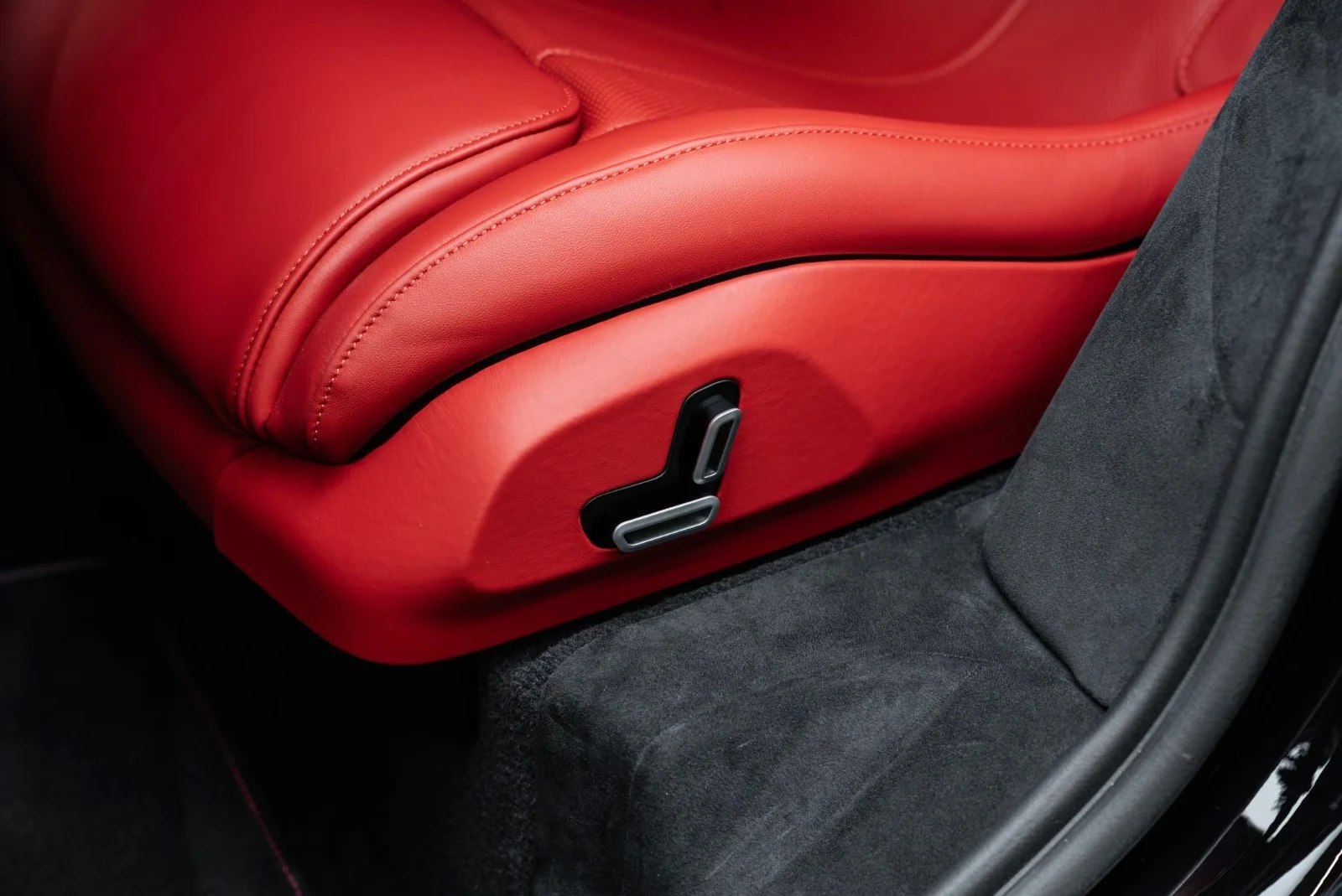 2025 Ferrari Purosangue, 17/33