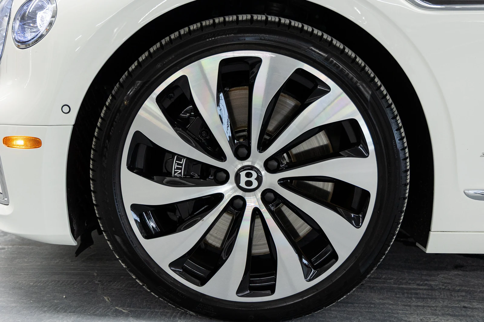 2026 Bentley Flying Spur Azure (4th Generation), 17/20