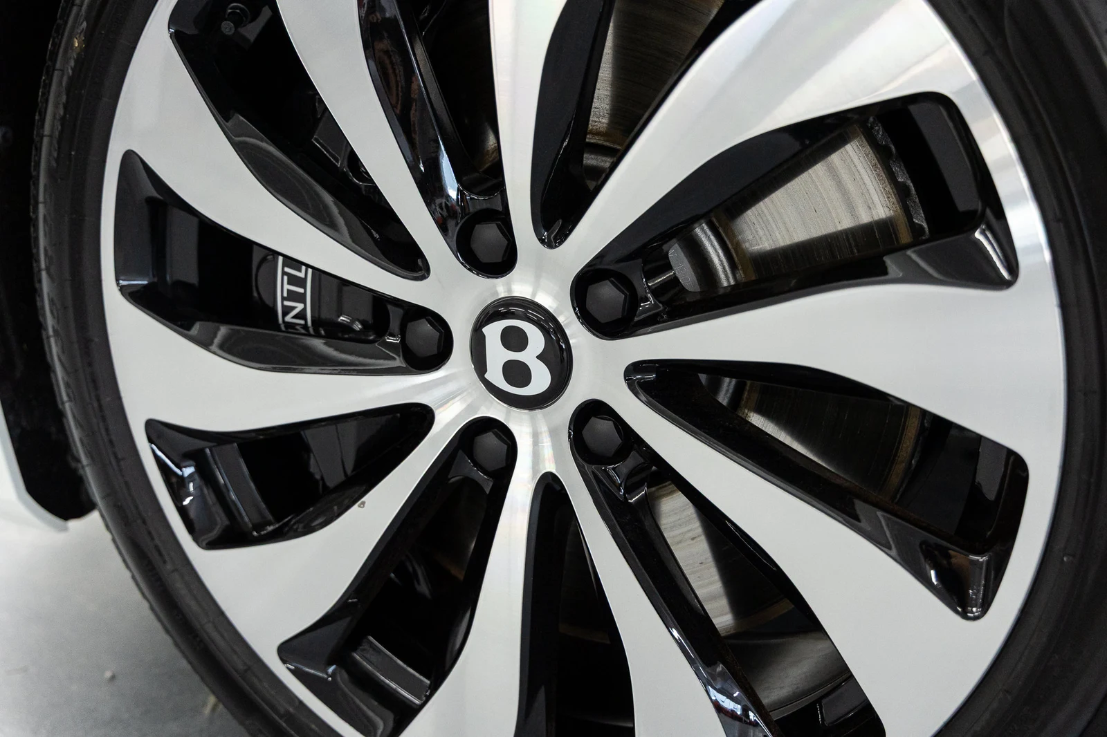 2026 Bentley Flying Spur Azure (4th Generation), 18/20
