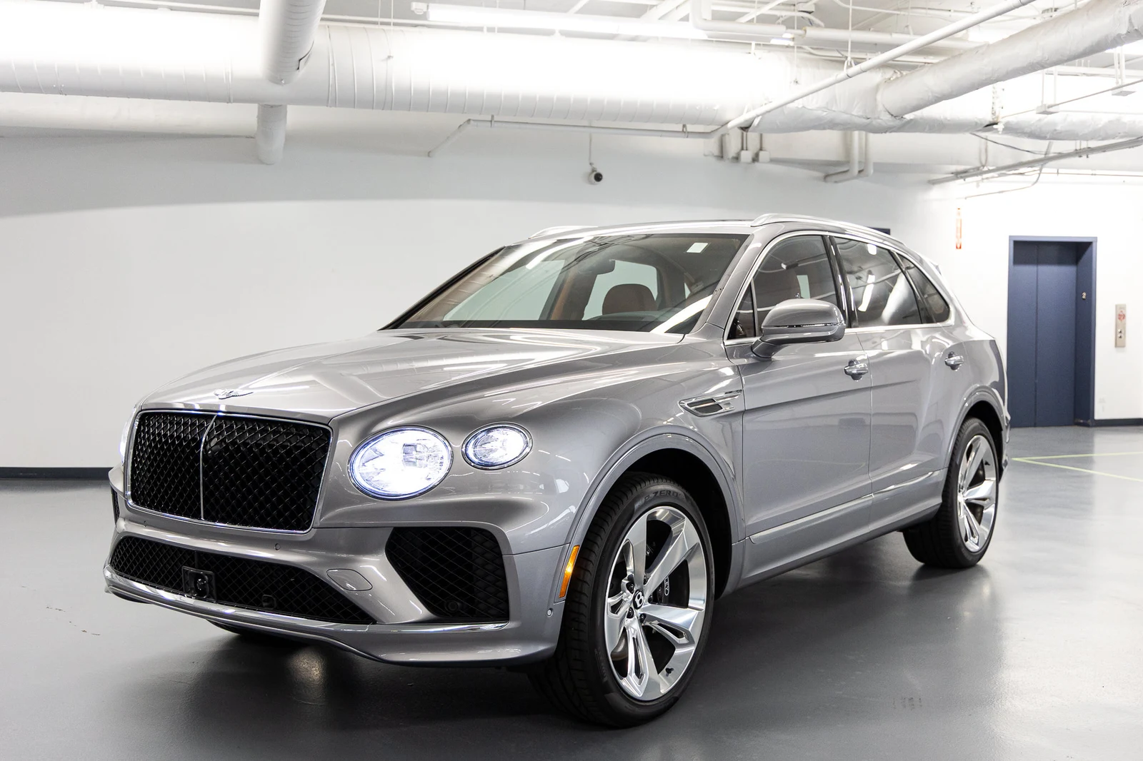 2026 Bentley Bentayga V8, 2/20