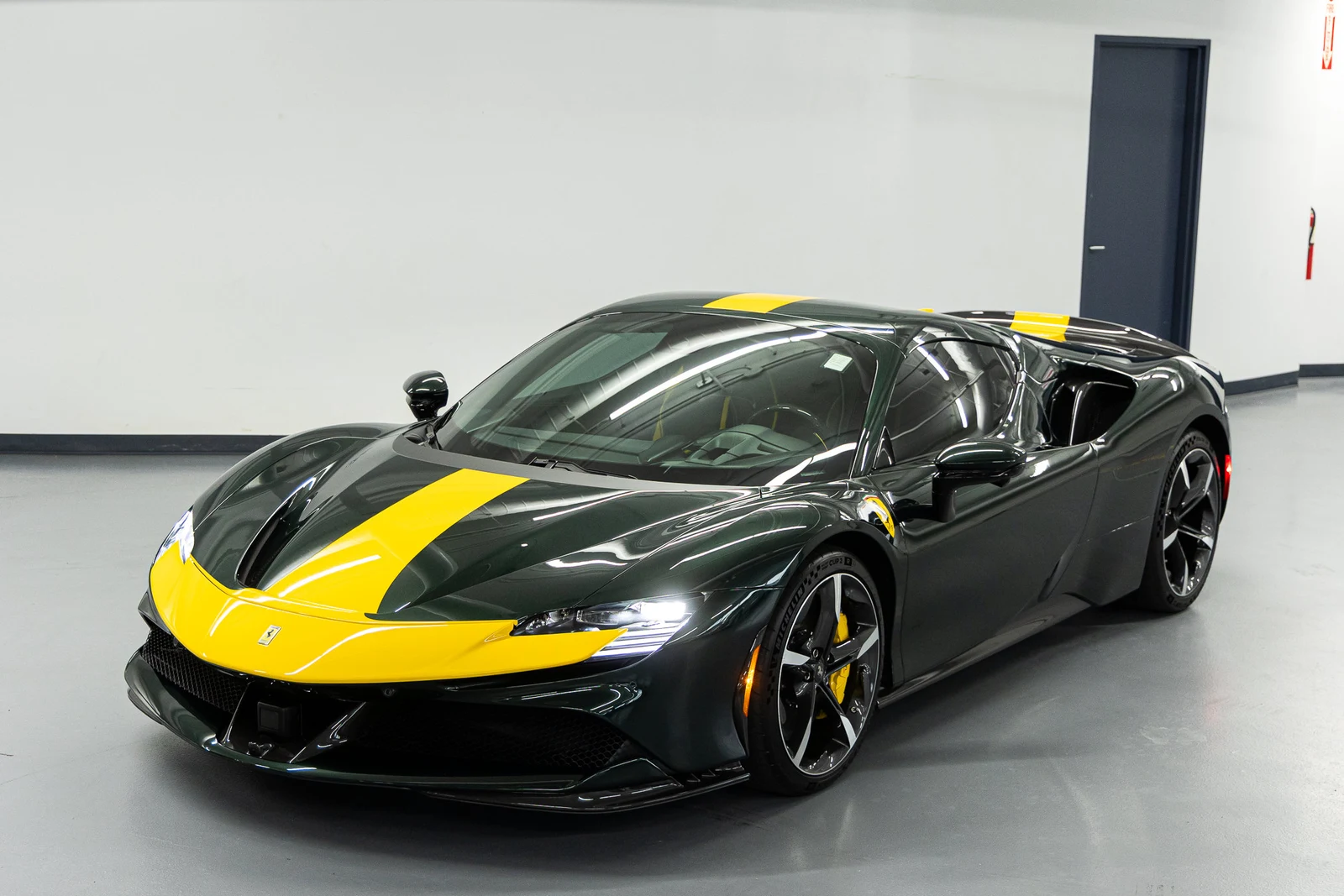 2025 Ferrari SF90 Spider Assetto Fiorano, 18/20