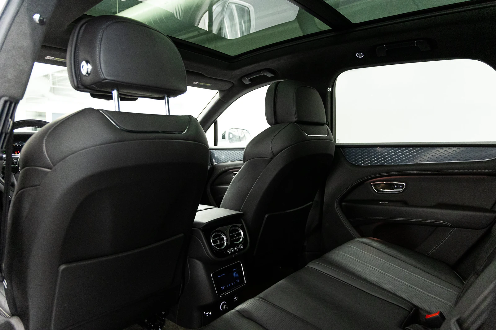 2021 Bentley Bentayga V8, 29/30