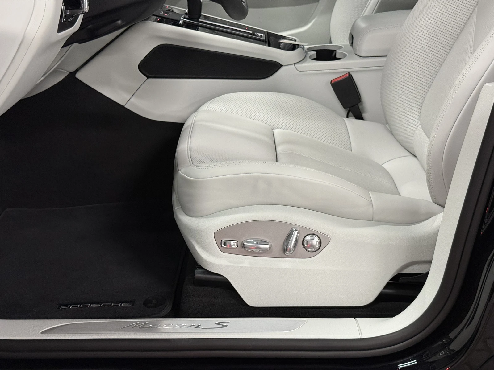 2026 Porsche Macan S (95B), 12/30