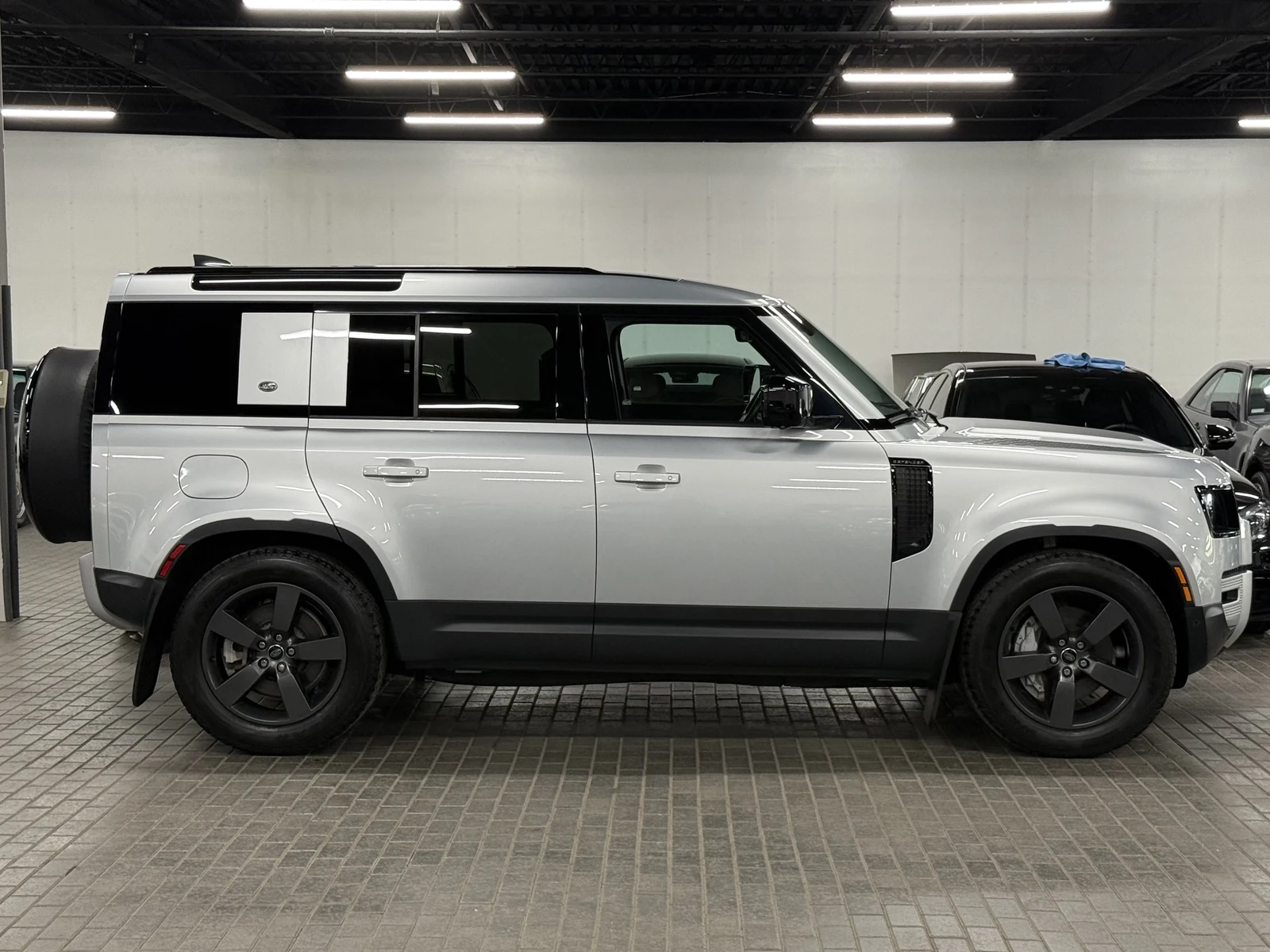 2023 Land Rover Defender 110 SE (L663), 4/30