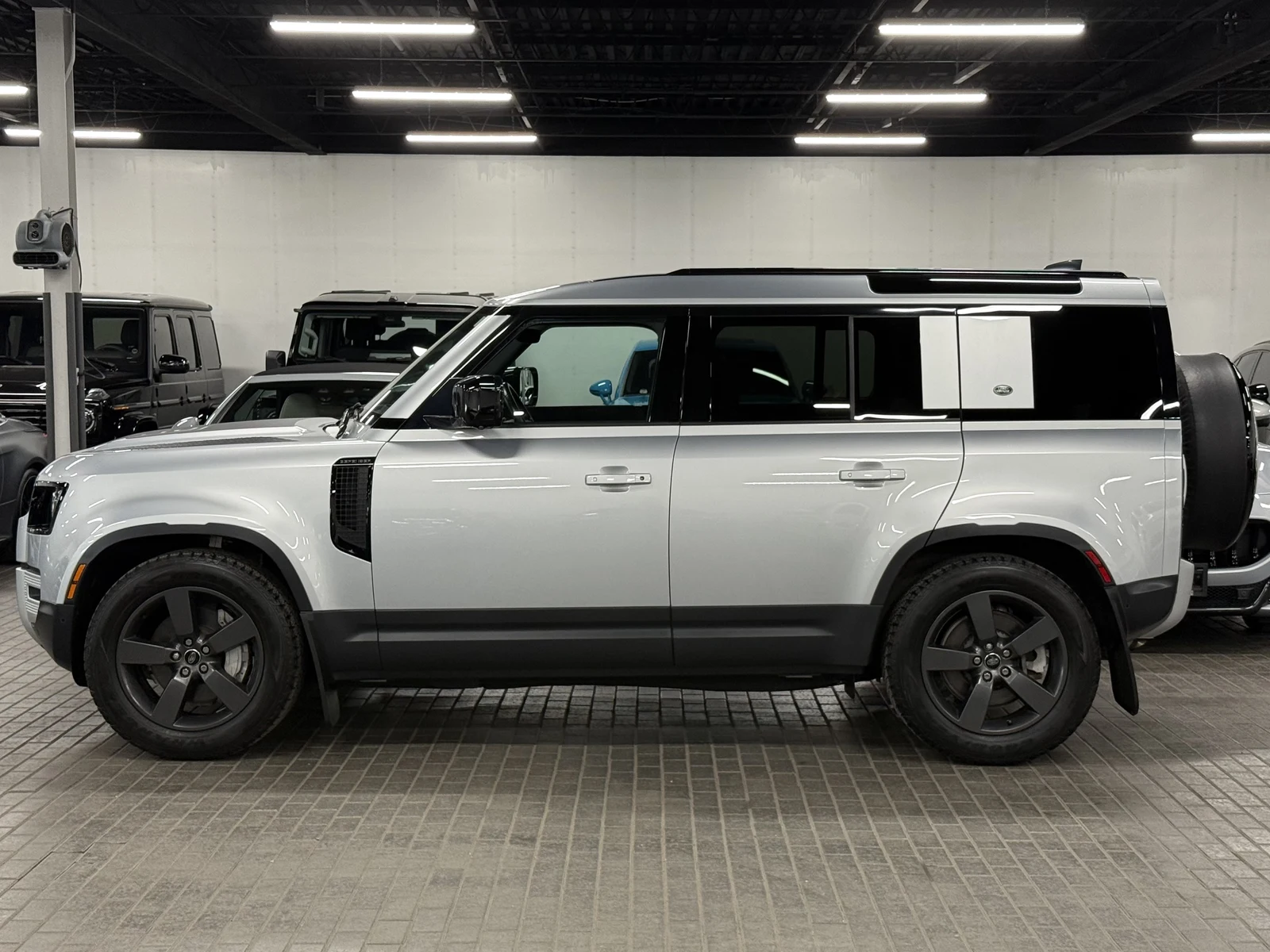 2023 Land Rover Defender 110 SE (L663), 8/30