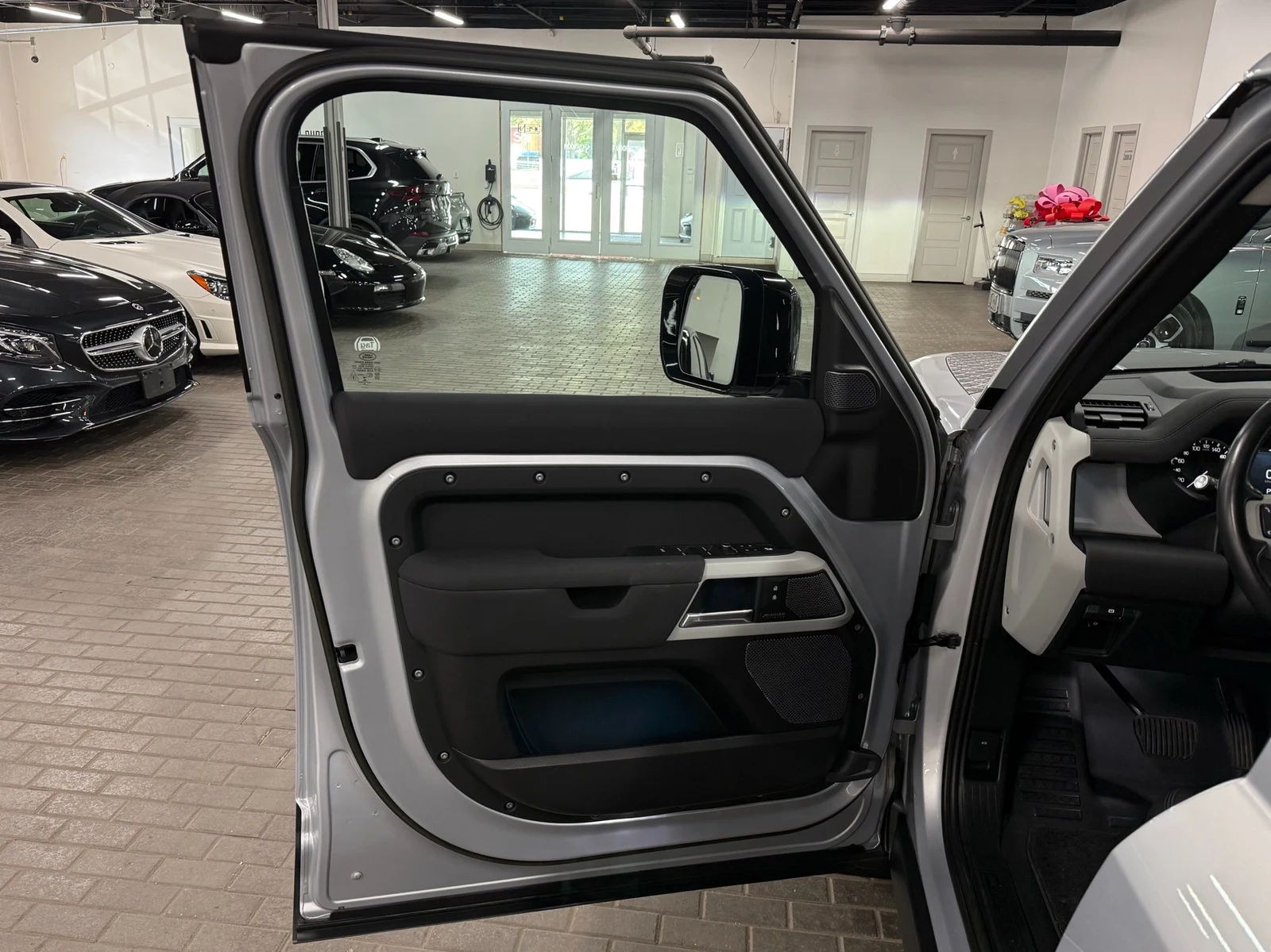 2023 Land Rover Defender 110 SE (L663), 19/30