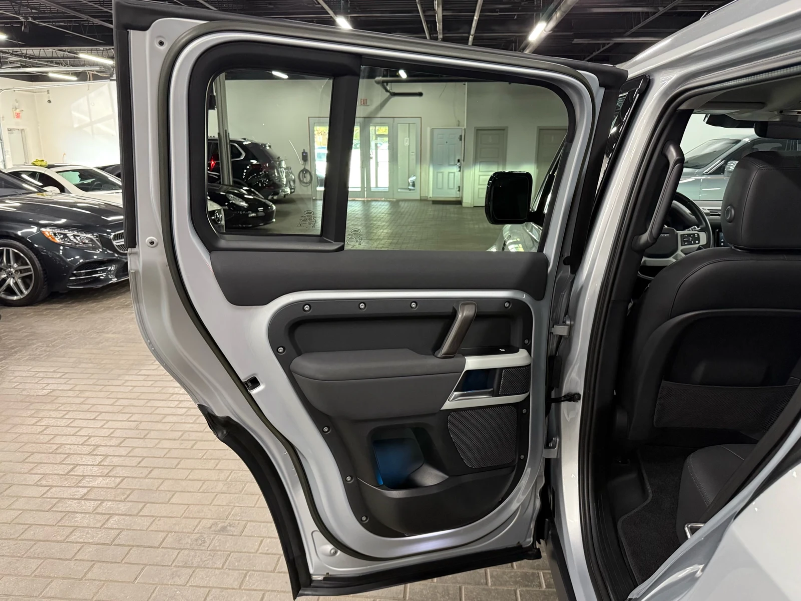 2023 Land Rover Defender 110 SE (L663), 23/30