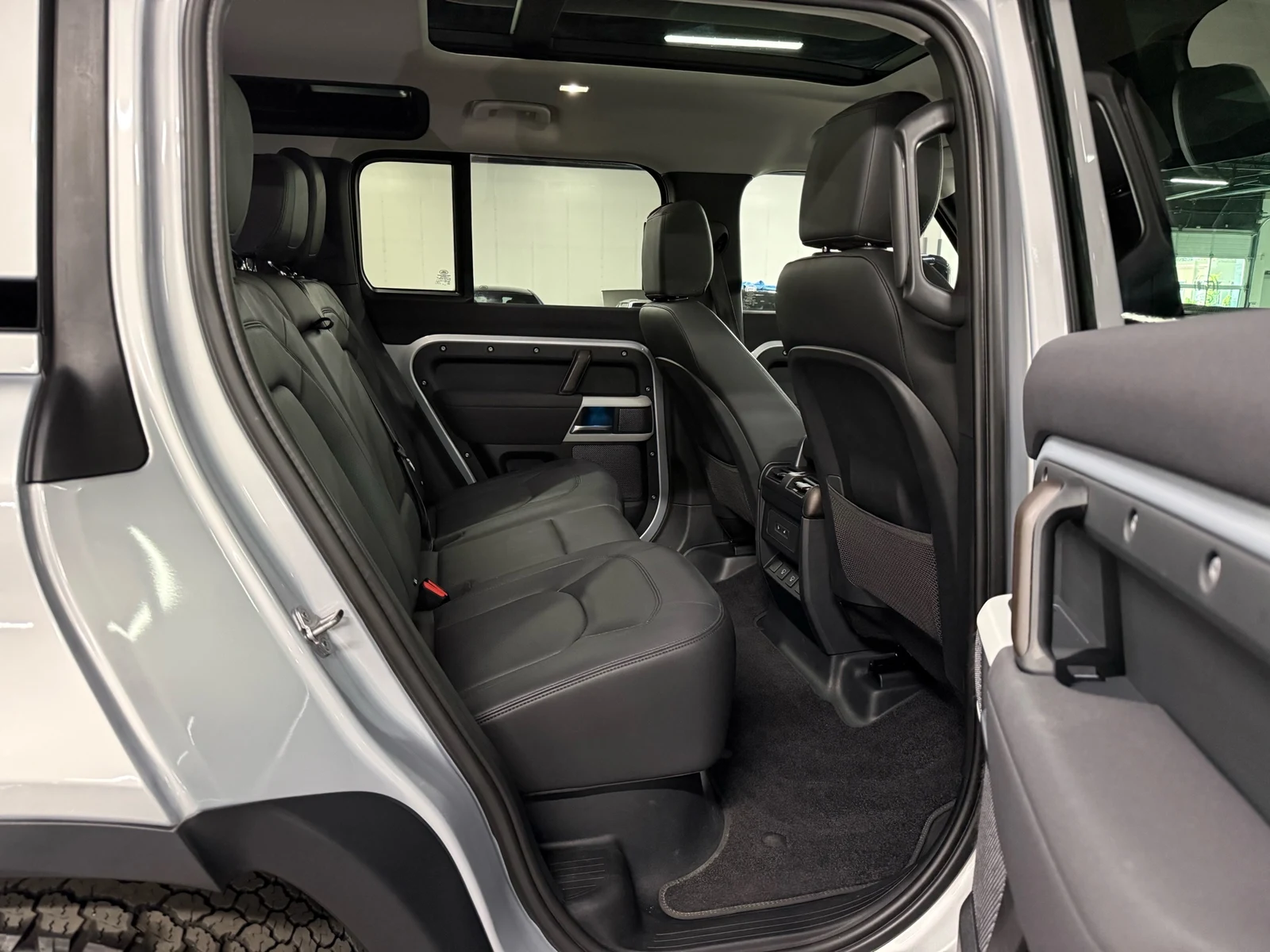 2023 Land Rover Defender 110 SE (L663), 25/30