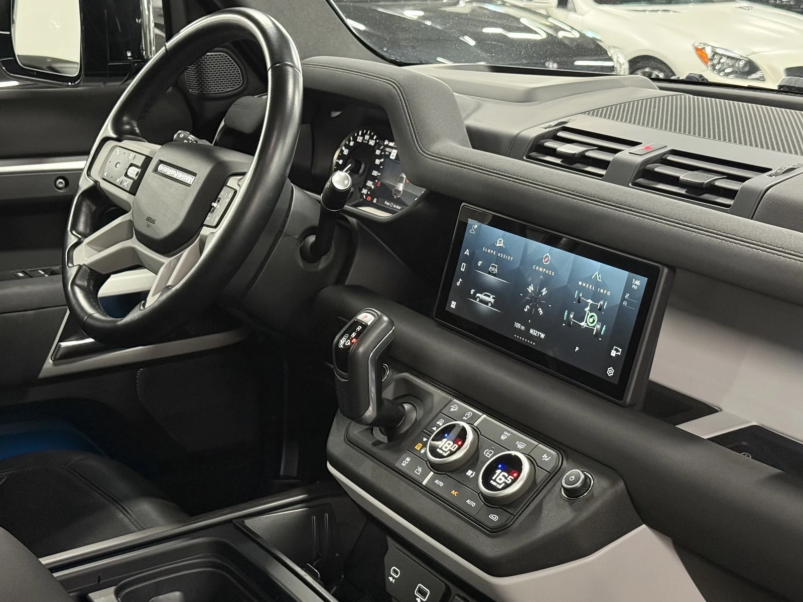 2023 Land Rover Defender 110 SE (L663), 28/30