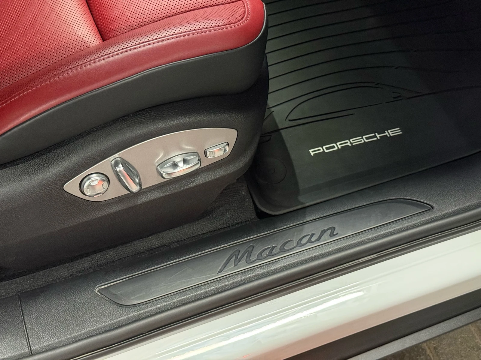 2025 Porsche Macan (95B), 28/30