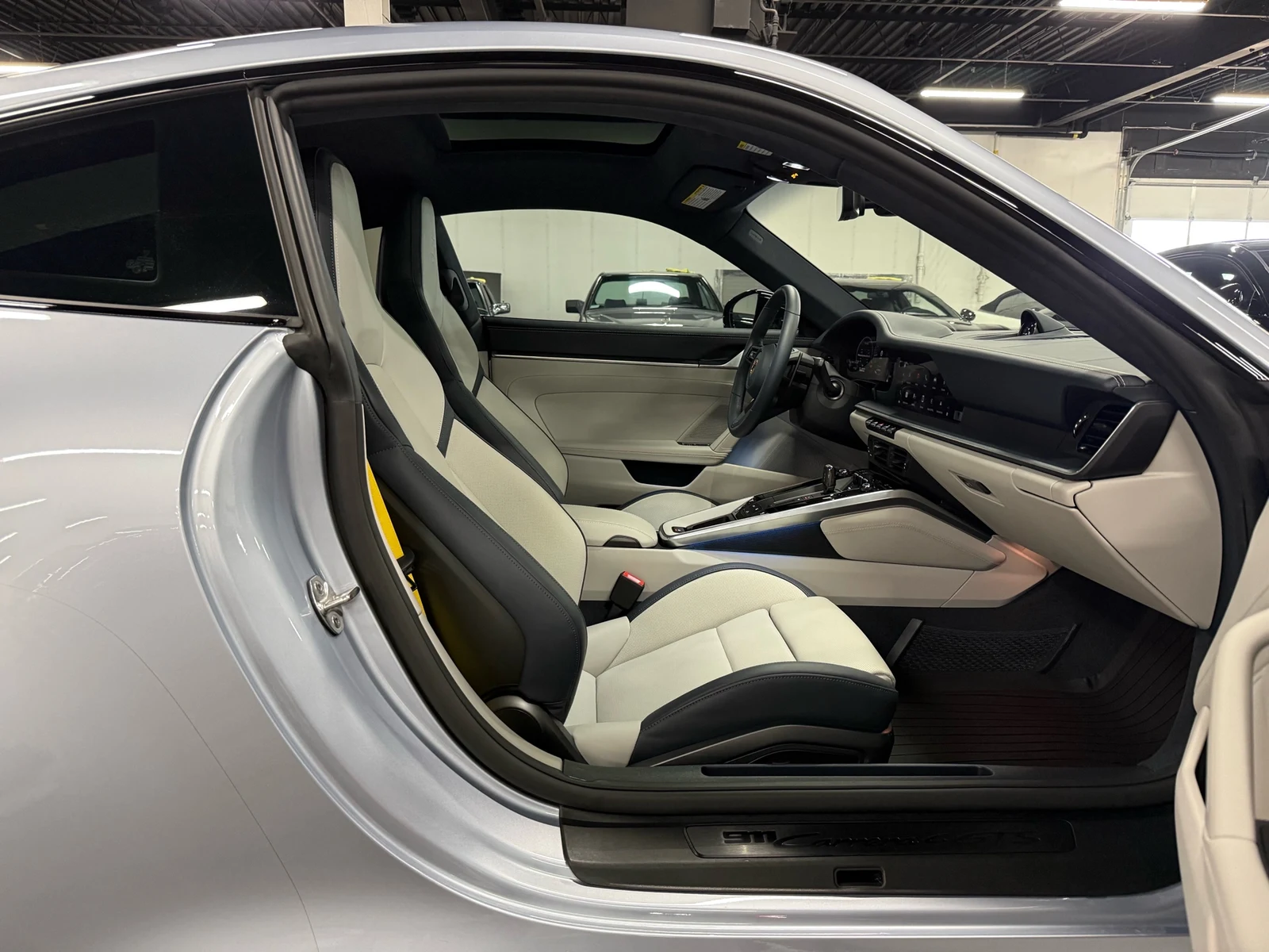2025 Porsche 911 Carrera 4 GTS (992.2), 27/30