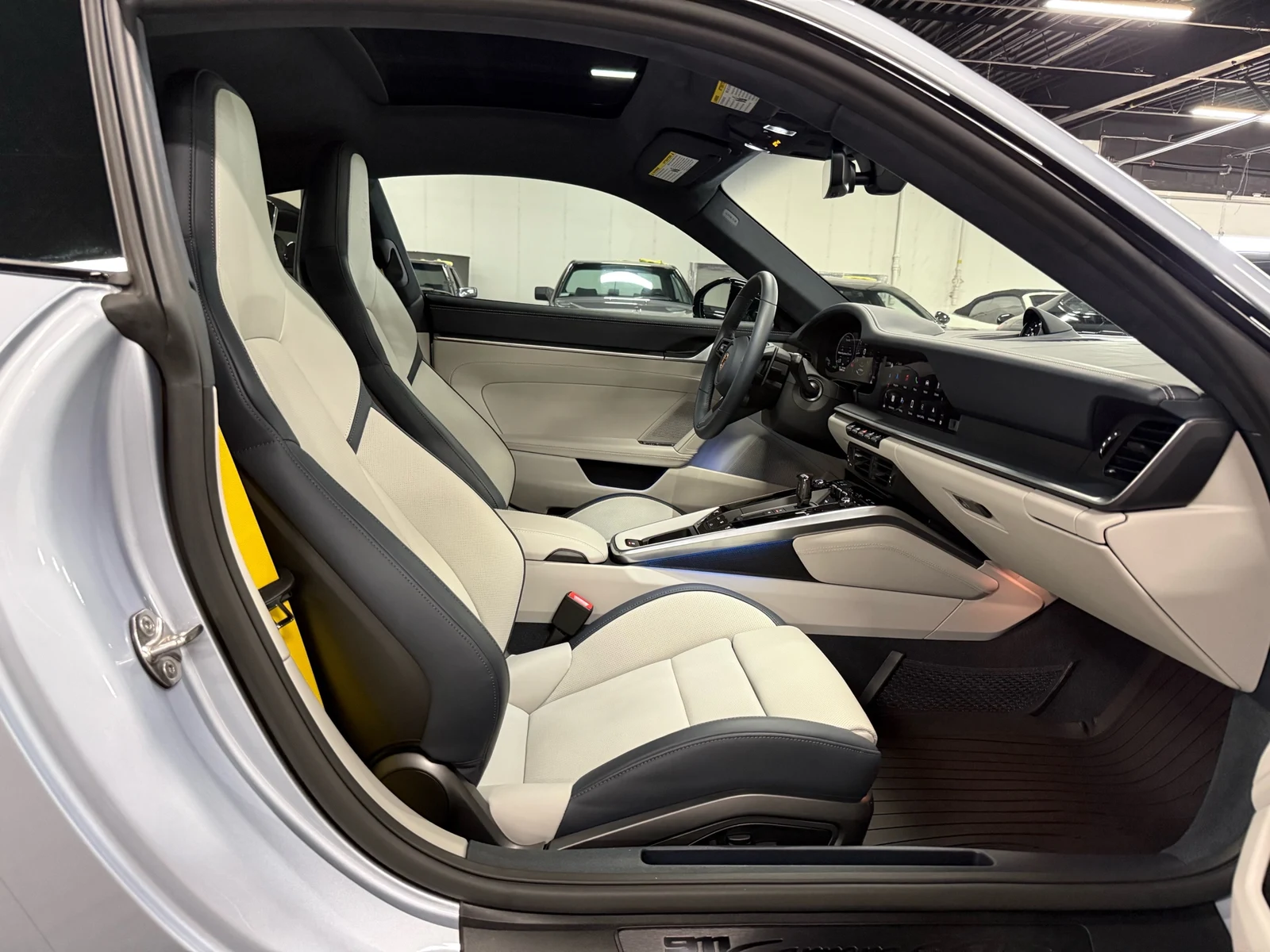 2025 Porsche 911 Carrera 4 GTS (992.2), 28/30