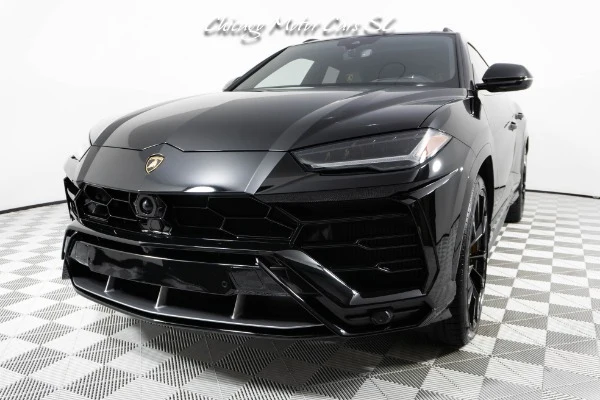 2021 Lamborghini Urus photographed at Chicago Motor Cars