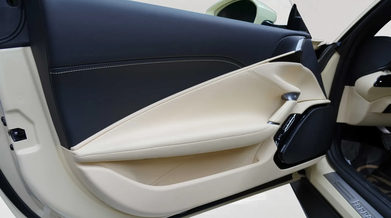 2022 Ferrari Roma interior, door panel, Crema