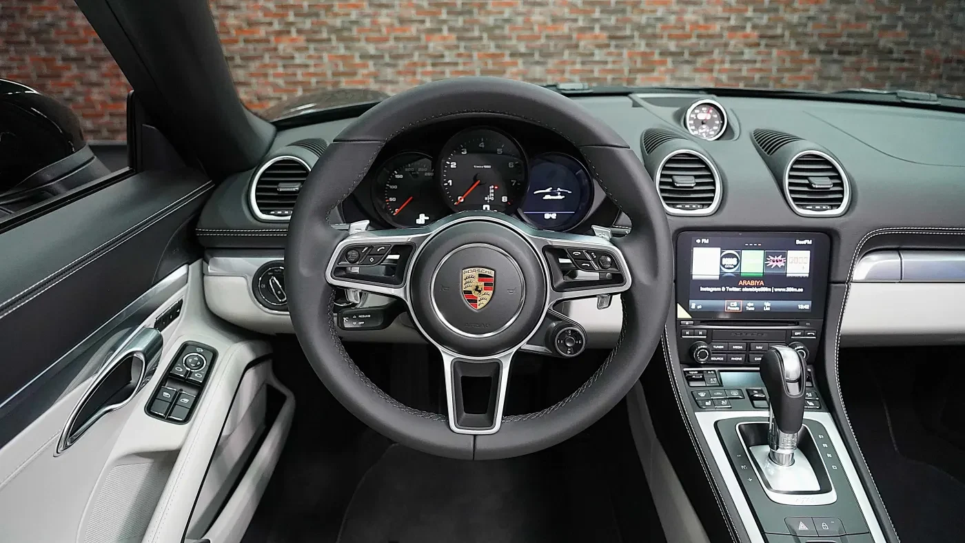 2023 Porsche 718 Boxster interior, Off White