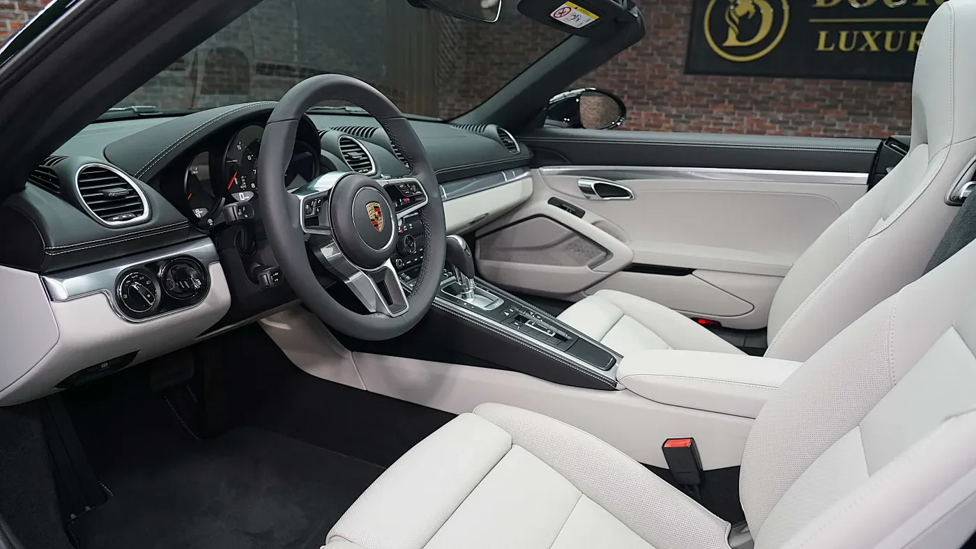 2023 Porsche 718 Boxster interior, Off White