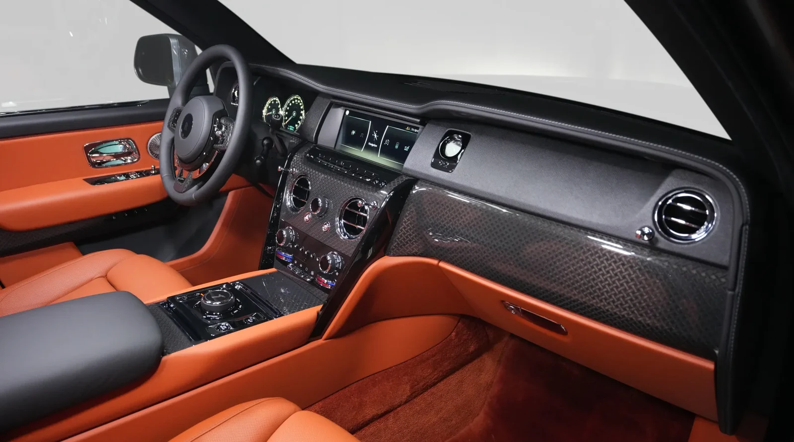 2023 Rolls-Royce Cullinan Black Badge by Onyx Concept interior, dashboard, Armagnac Orange