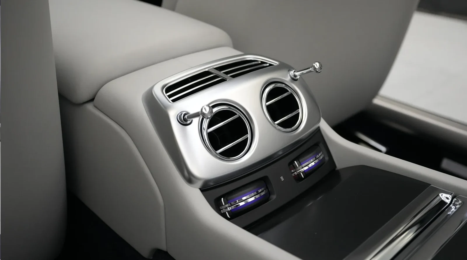 2022 Rolls-Royce Dawn by Onyx Concept interior, Off White