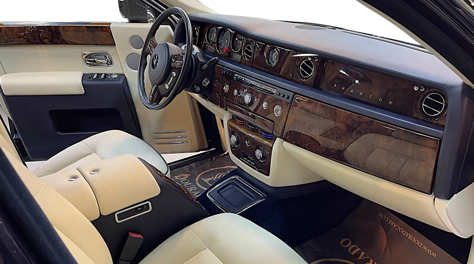 2014 Rolls-Royce Phantom Extended interior, dashboard, Linen