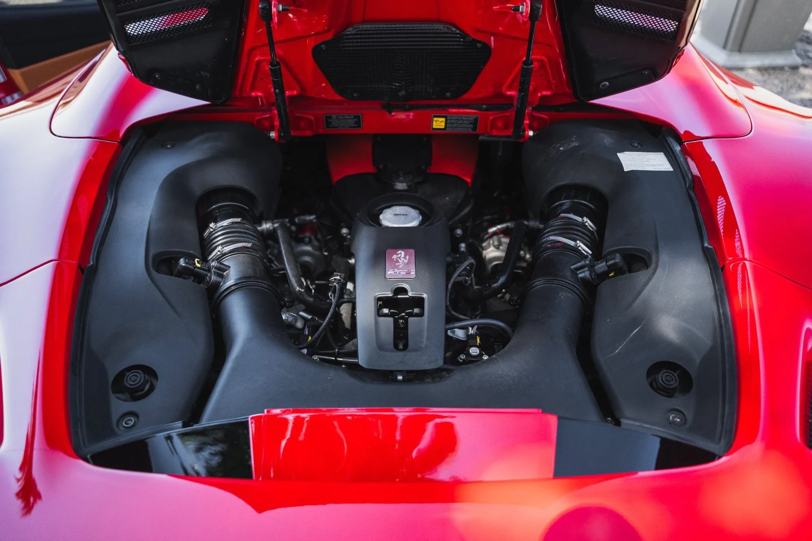 2021 Ferrari F8 Spider, 3/27