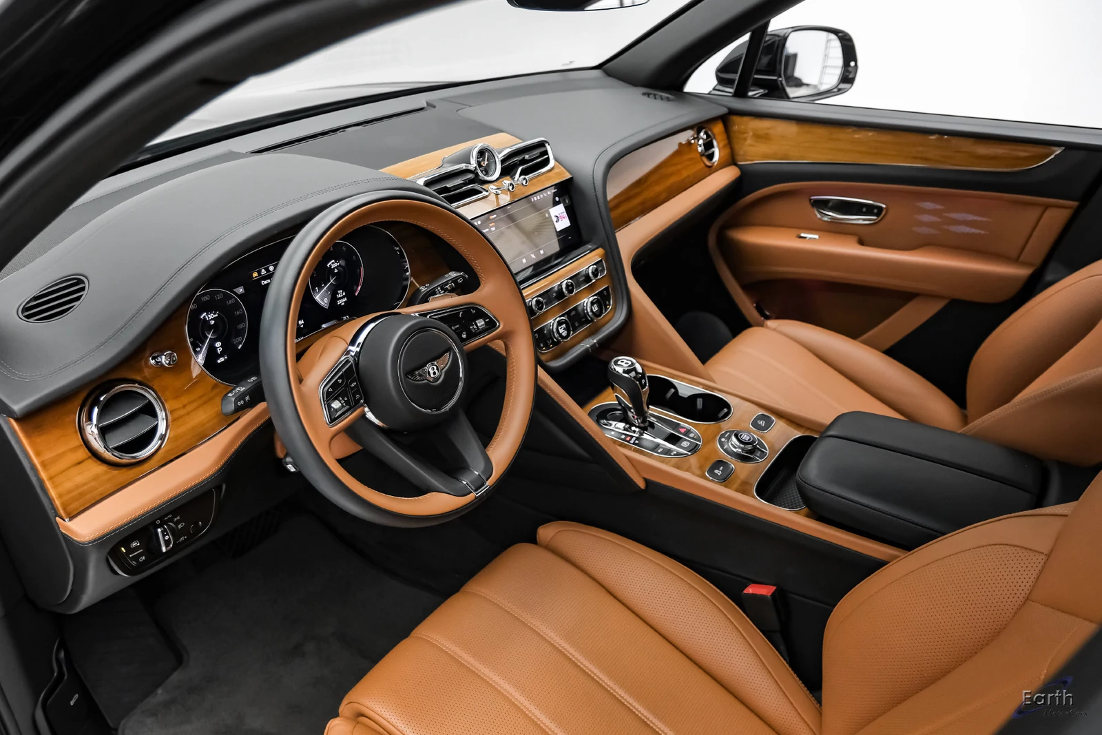 2023 Bentley Bentayga EWB V8, 2/30