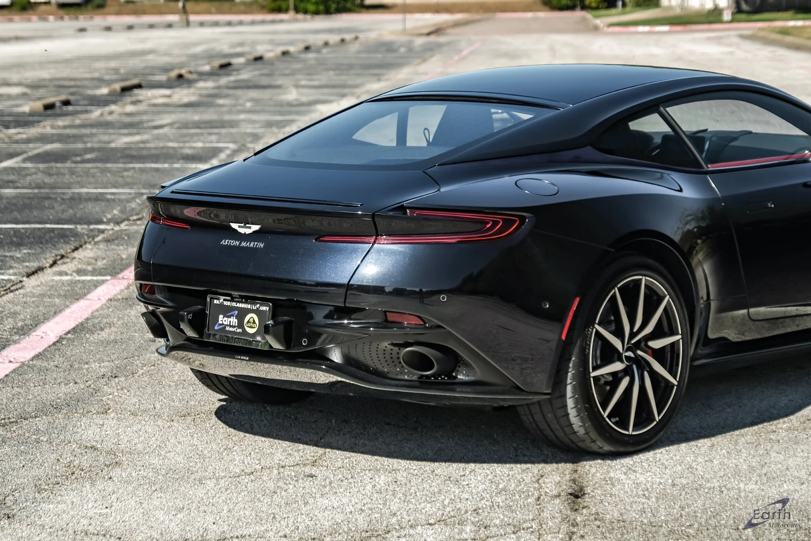 2021 Aston Martin DB11 V8, 17/27