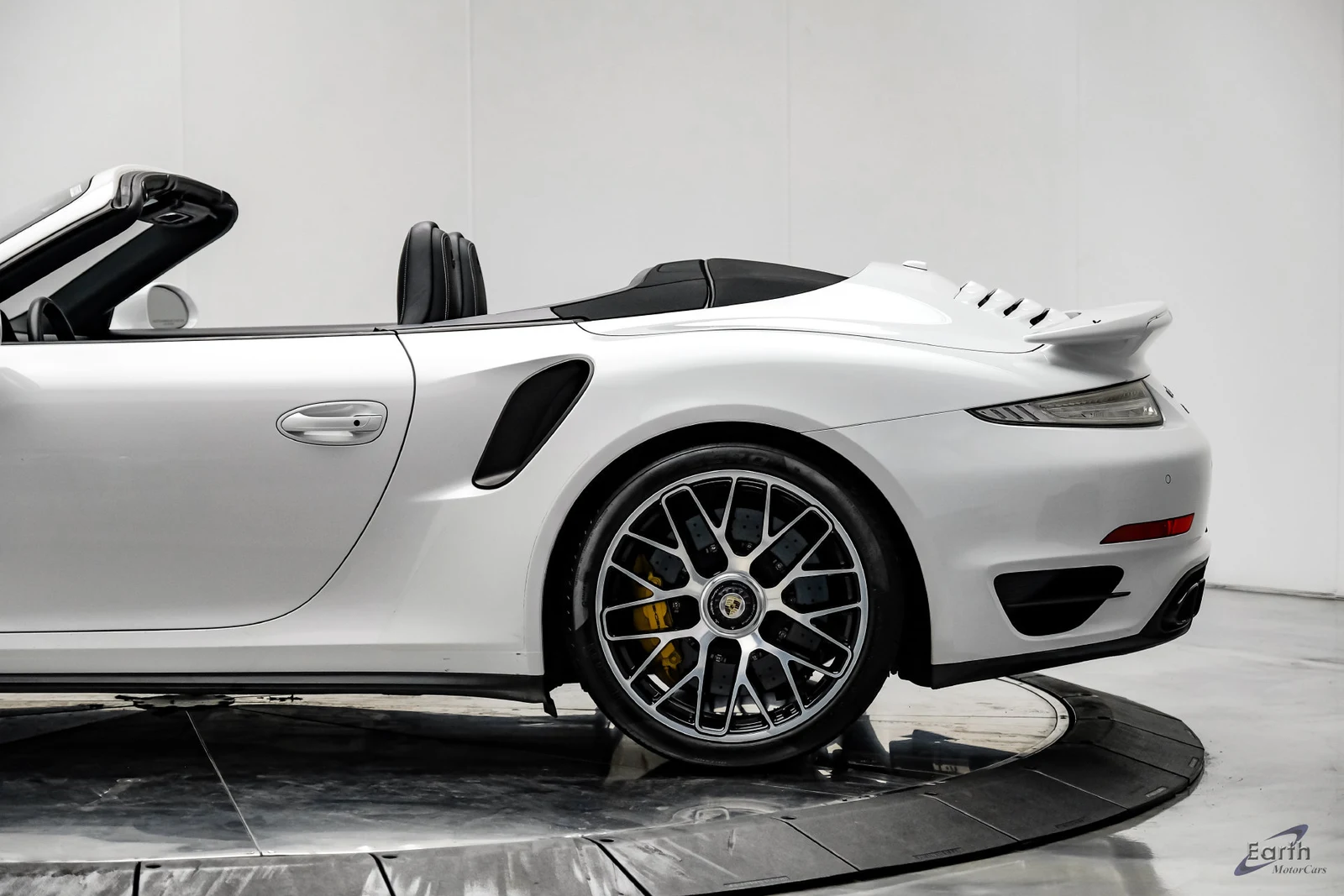 2016 Porsche 911 Turbo S Cabriolet (991.1), 6/27