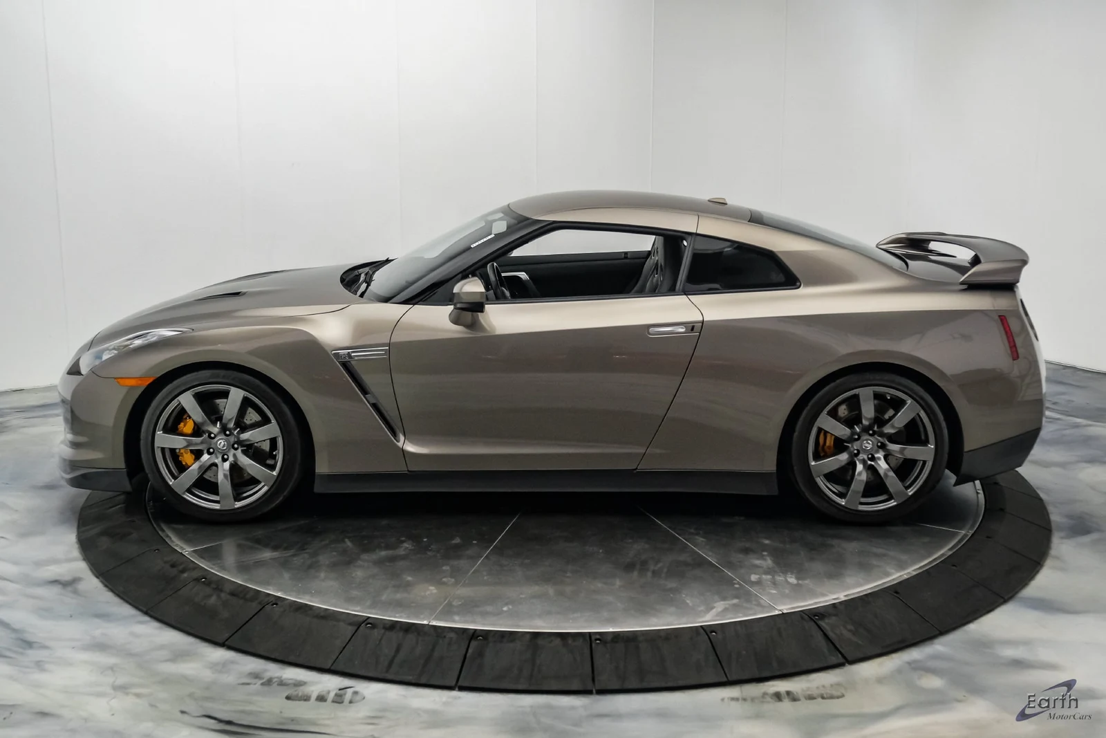 2009 Nissan GT-R Premium (R35), 8/28