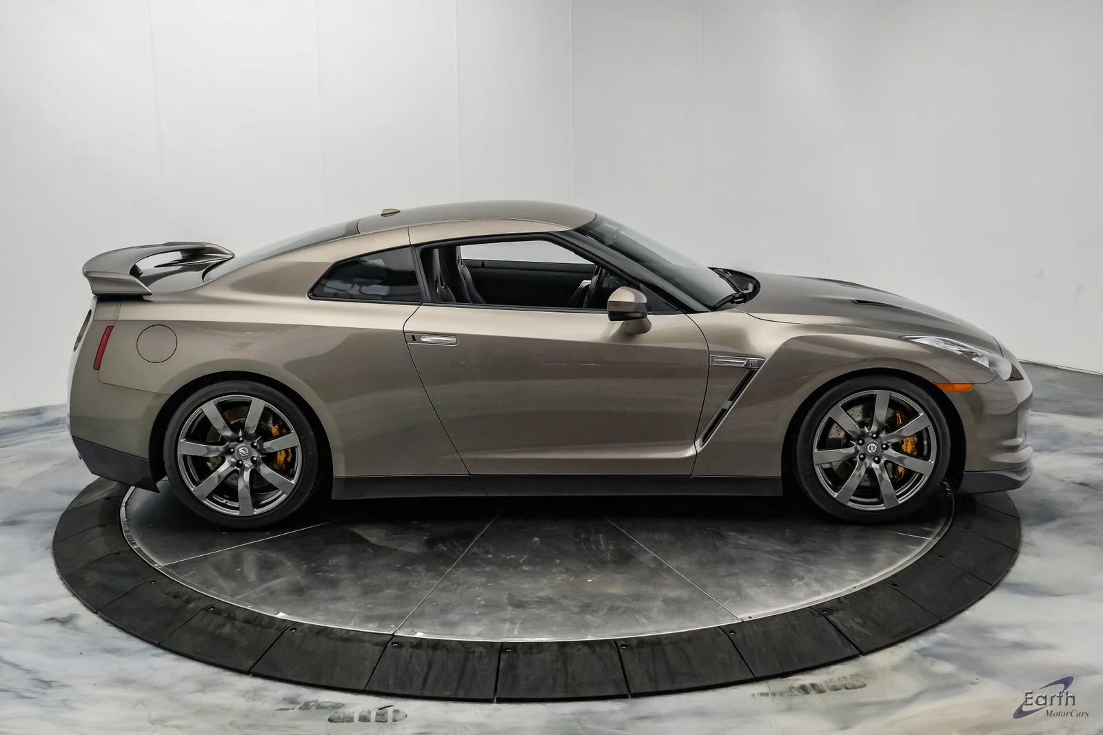 2009 Nissan GT-R Premium (R35), 27/28