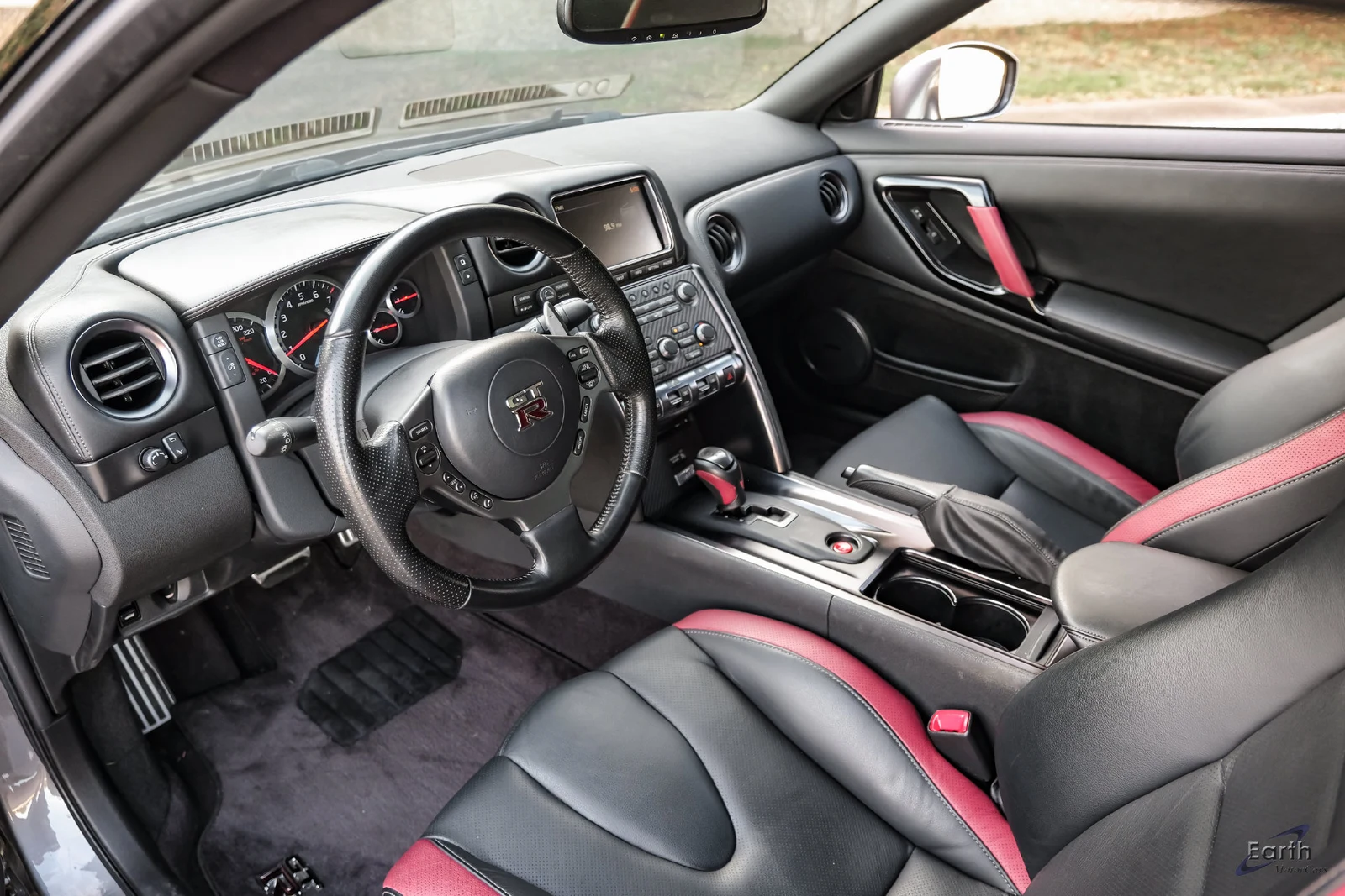 2013 Nissan GT-R Black Edition (R35), 2/27
