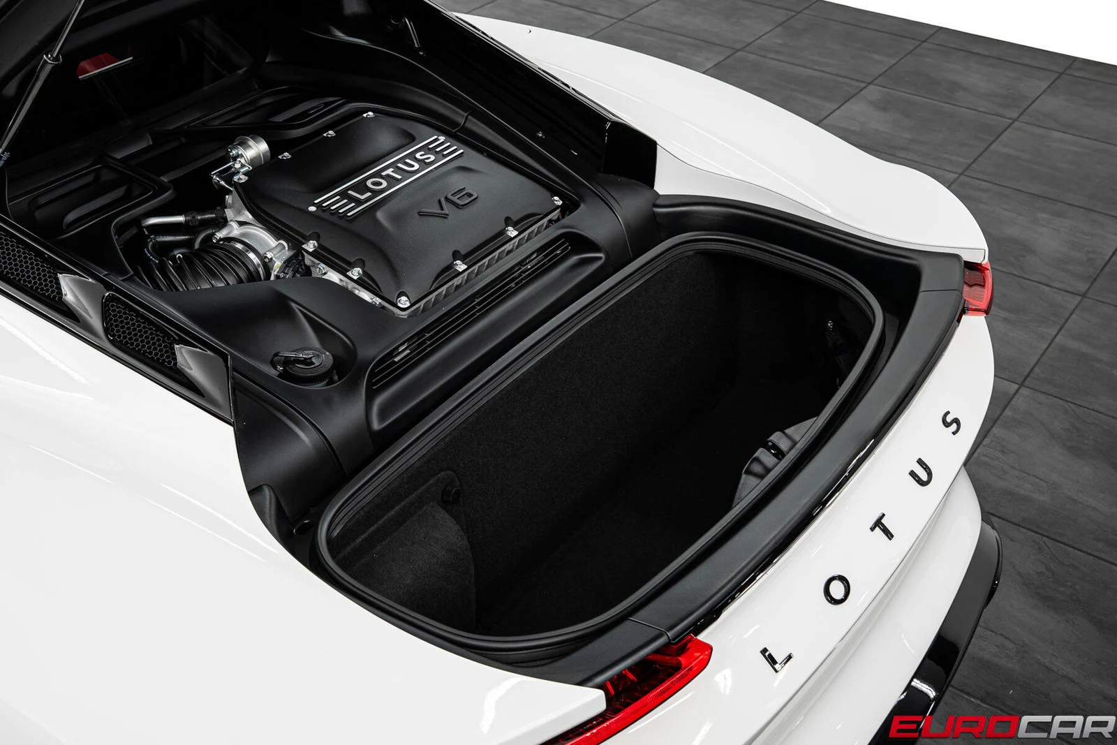2026 Lotus Emira V6 SE, 19/20