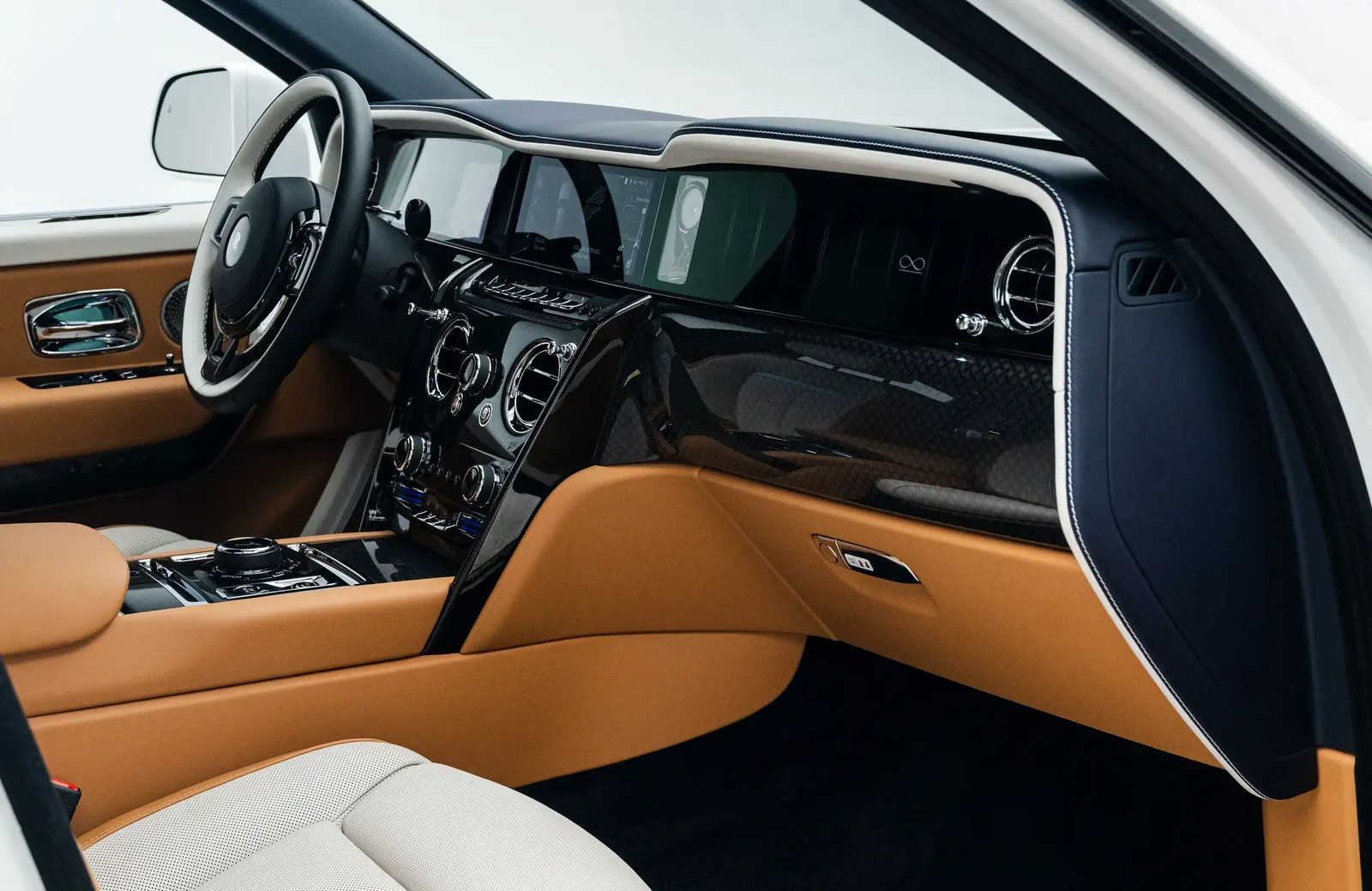 2025 Rolls-Royce Cullinan Black Badge Series II interior, Brown and White